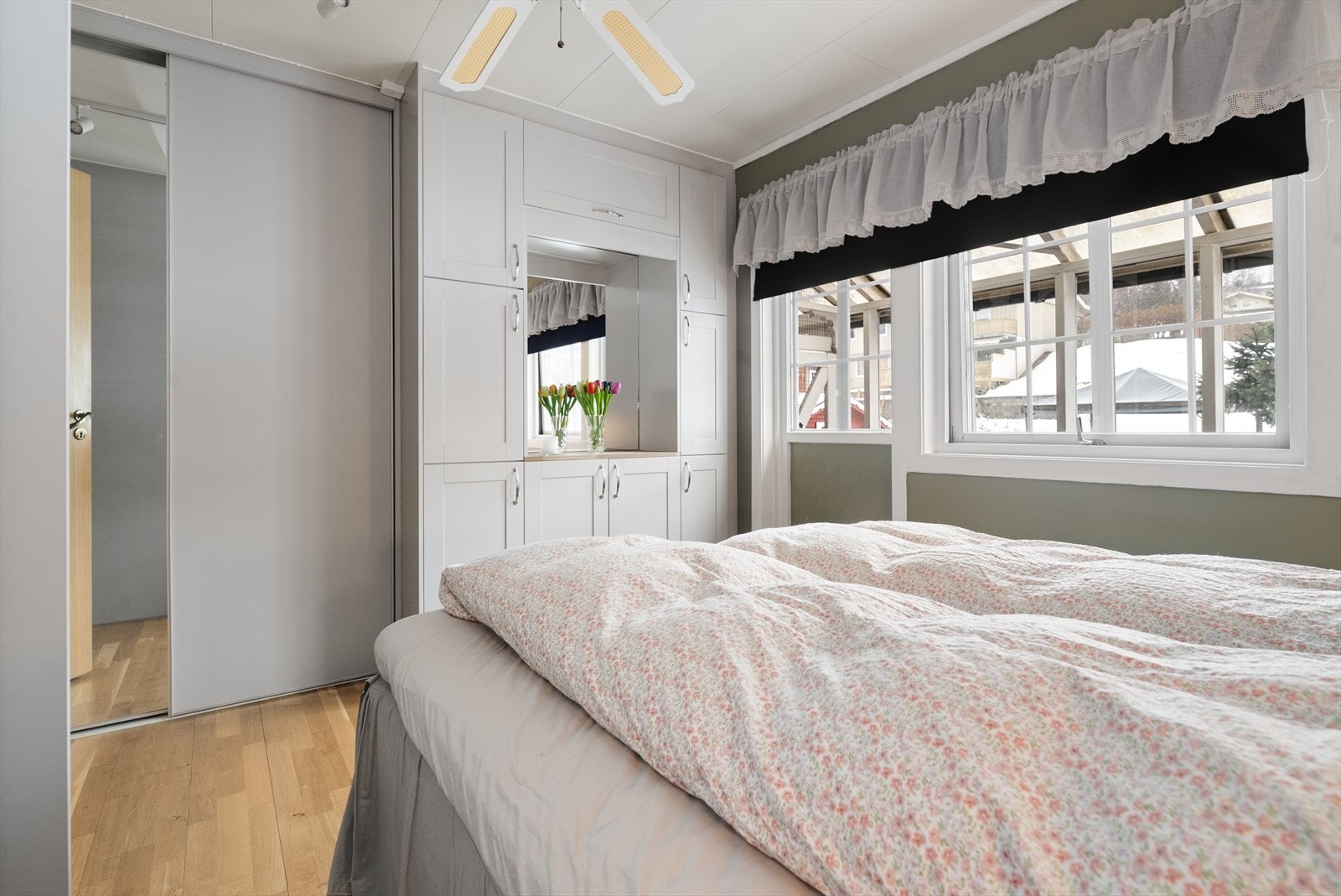 Dette rommet innehar pen skapinnredning med speil og garderobeskap med skyvedører for klesbeholdningen. Galleribilde