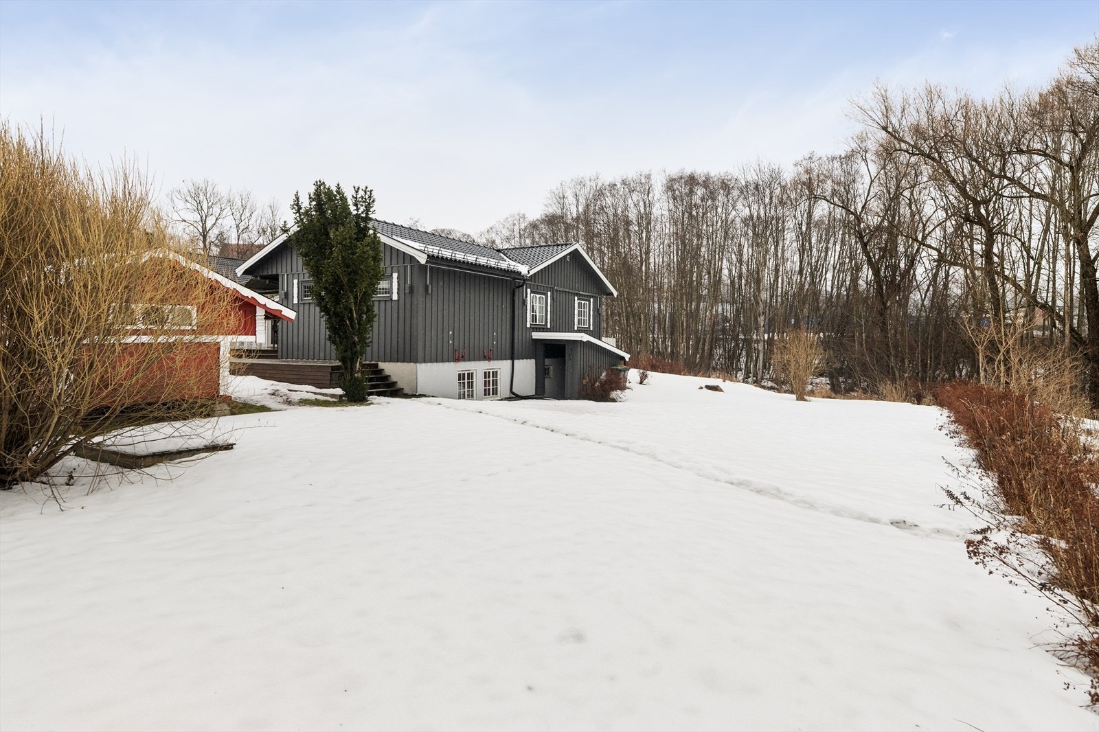 En hyggelig og innholdsrik enebolig med gode rom og spennende planløsning. Eiendommen ligger barnevennlig og fint til i blindvei, med romslige uteområder og gode solforhold. Galleribilde