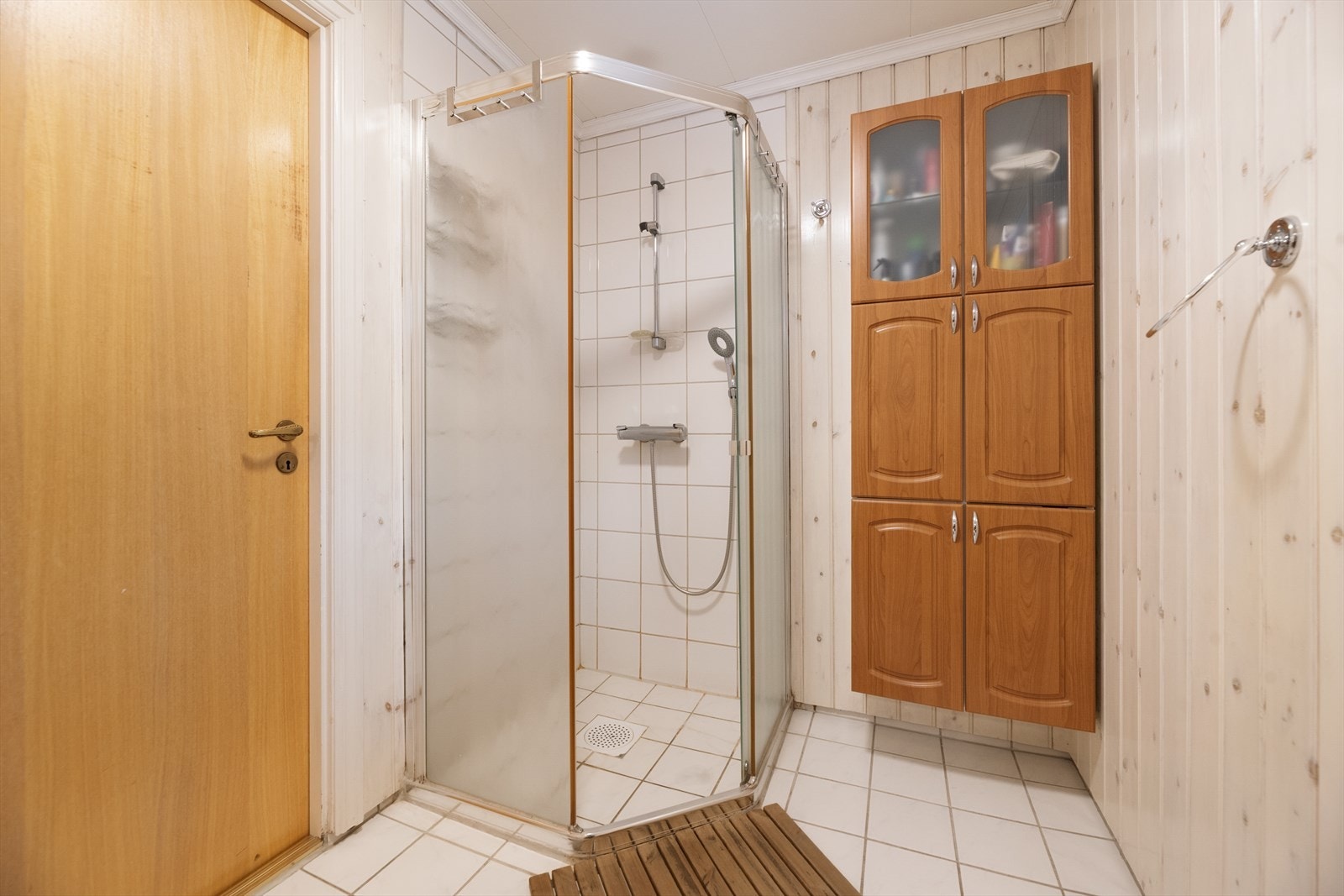 Badet har flis på gulv med varmekabler, trepanel på vegger med flis på vegg i dusjsone. Bygningskyndige har merknader på våtrommet. Se vedlagte tilstandsrapport. Galleribilde