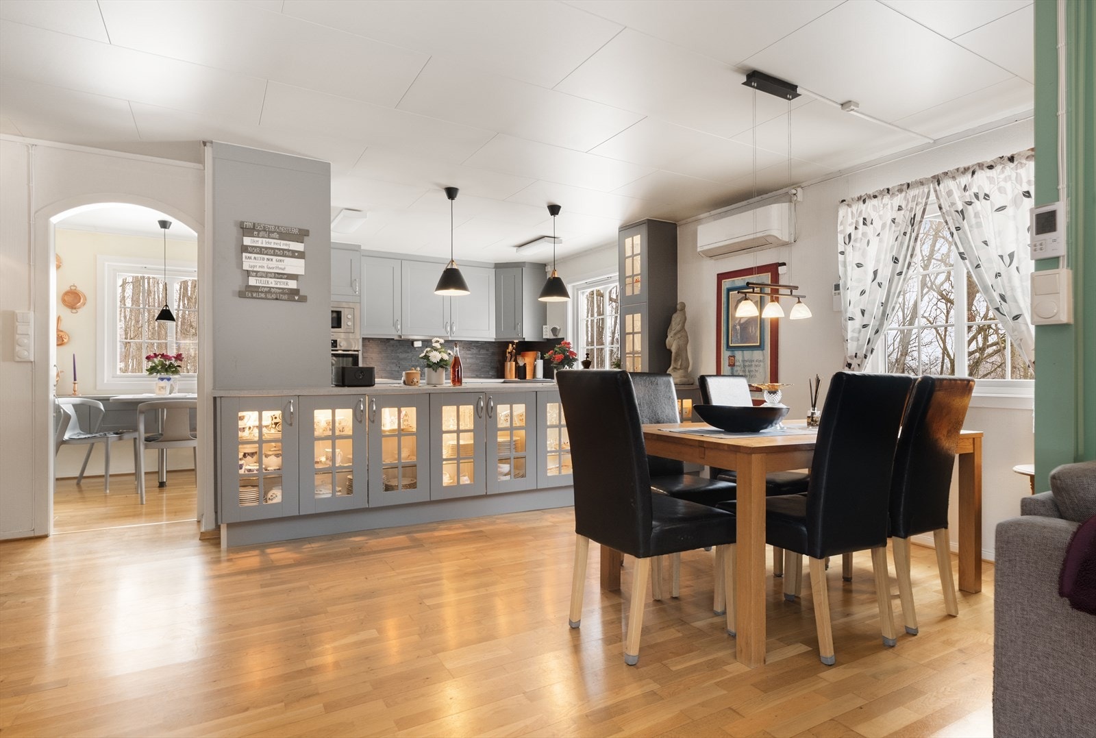 Vinduene slipper rikelig med naturlig lys inn og det er delvis åpen løsning mot kjøkken, noe som en lys og luftig følelse i rommet. Galleribilde