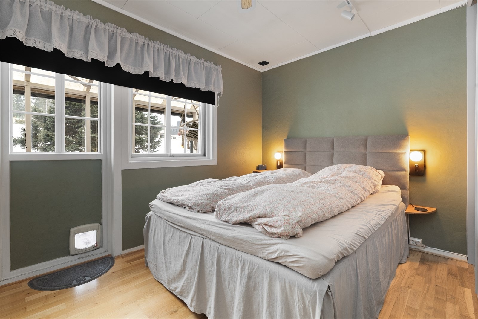 Hovedsoverommet har god plass til dobbeltseng og utgang til innglasset uteplass ved inngangspartiet. Galleribilde