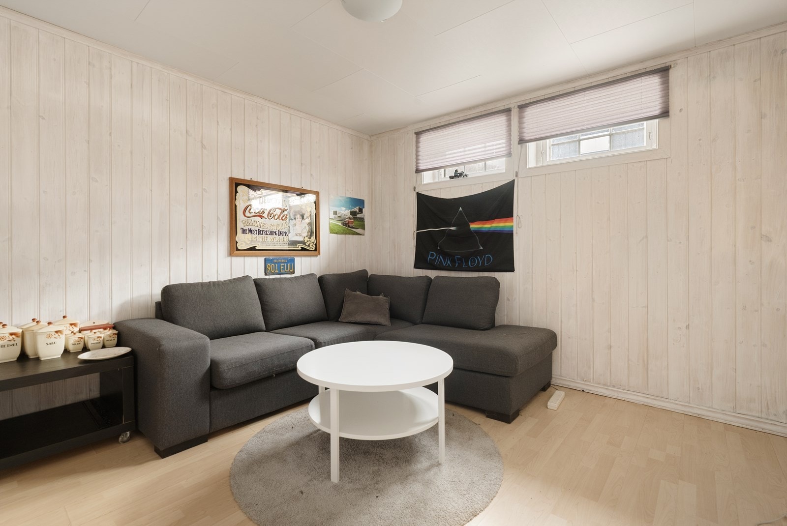 Deler av kjeller med entre, kjøkken, vaskerom og stue (tidligere del av hobbyrom, bod og Disp.rom) er innredet og omgjort uten at dette er søkt om og uten at nødvendig godkjennelse er gitt av kommunen. Galleribilde