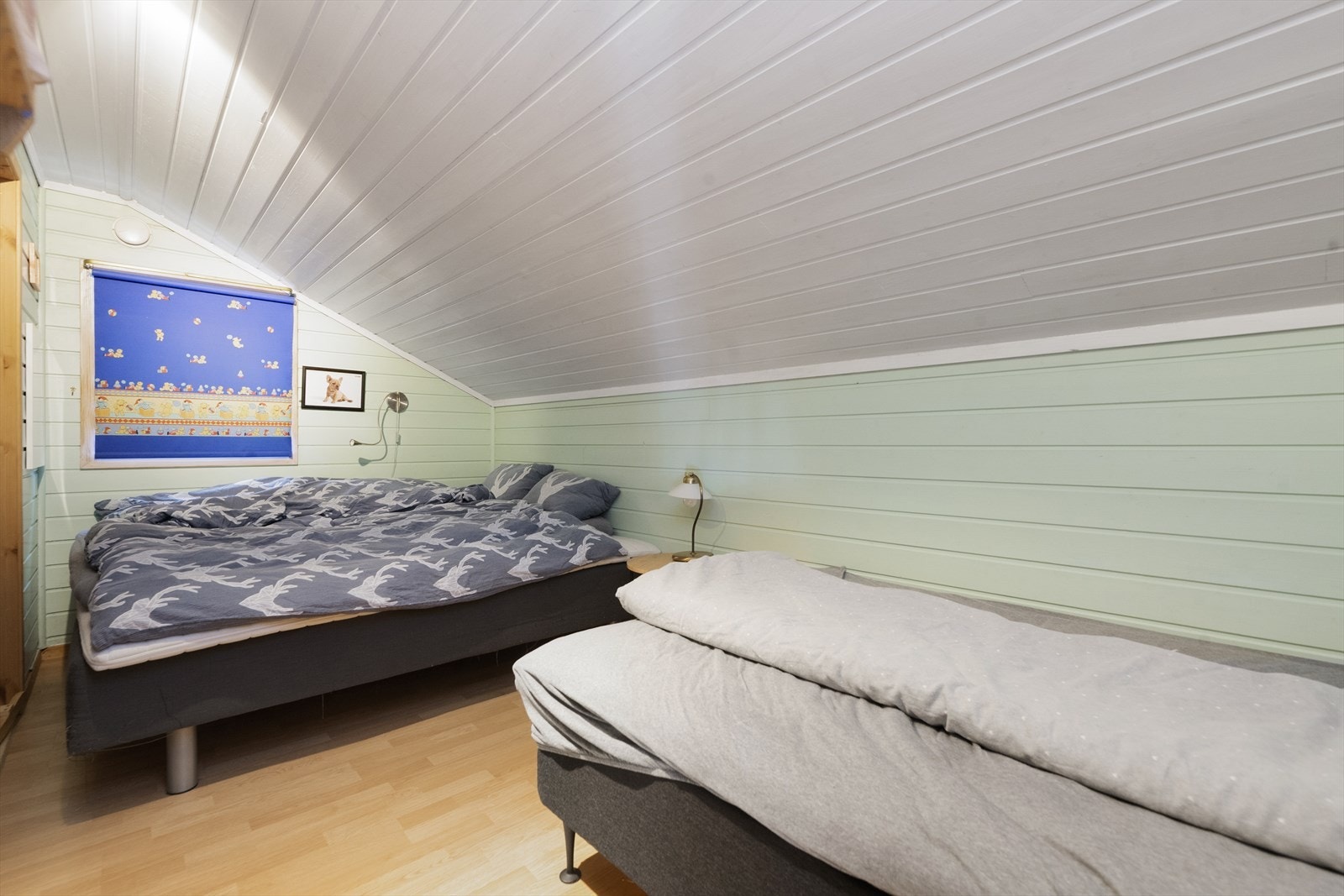 Det foreligger ikke ferdigattest for tilbygget, rommene har ikke målbart areal og er ikke godkjent av kommunen. Galleribilde