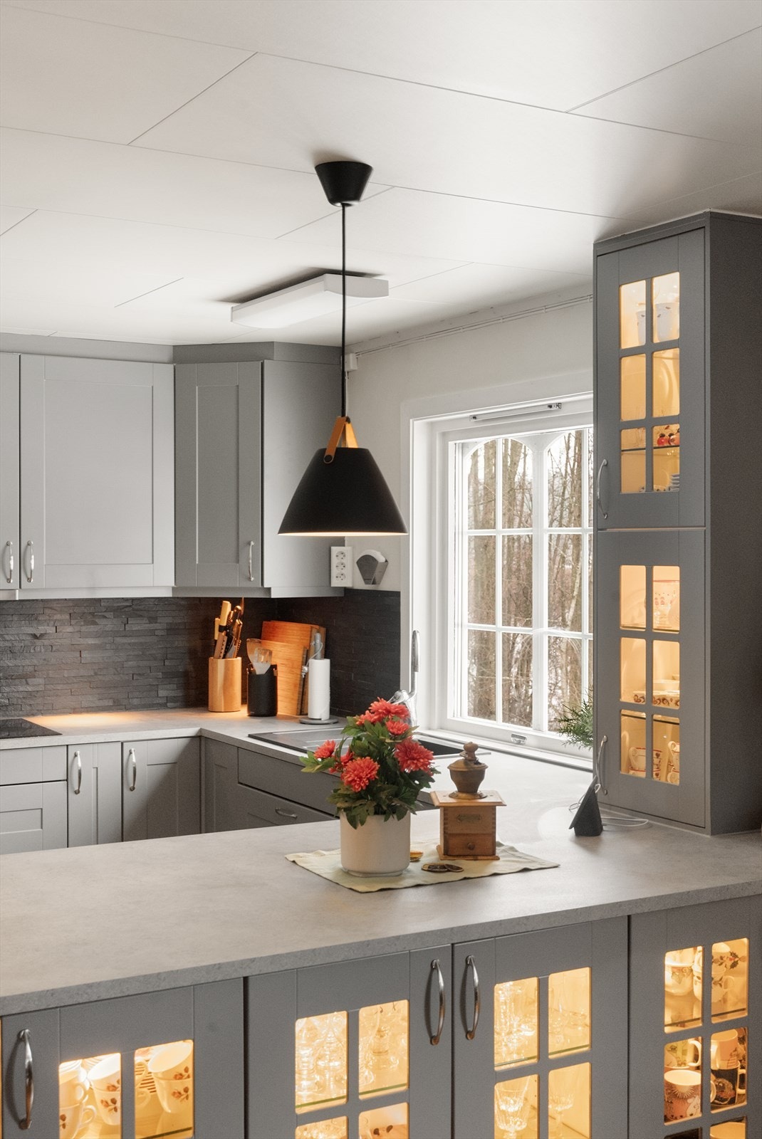 Et moderne og flott kjøkken i U-form, hvor det er godt med skap- og skuffplass og meget praktiske løsninger, samt store arbeidsflater. Flere av frontene har glass, og montert belysning i skapene. Galleribilde