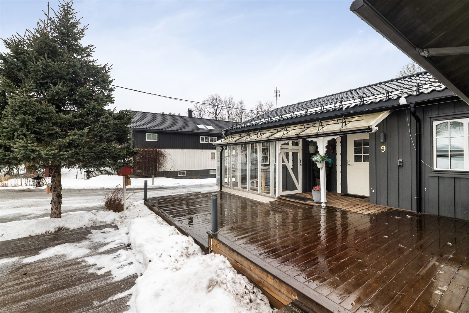 Boligen har ved inngangspartiet og ut fra stuen stor terrasse over to nivåer, med god plass for utemøbler og grill. Galleribilde