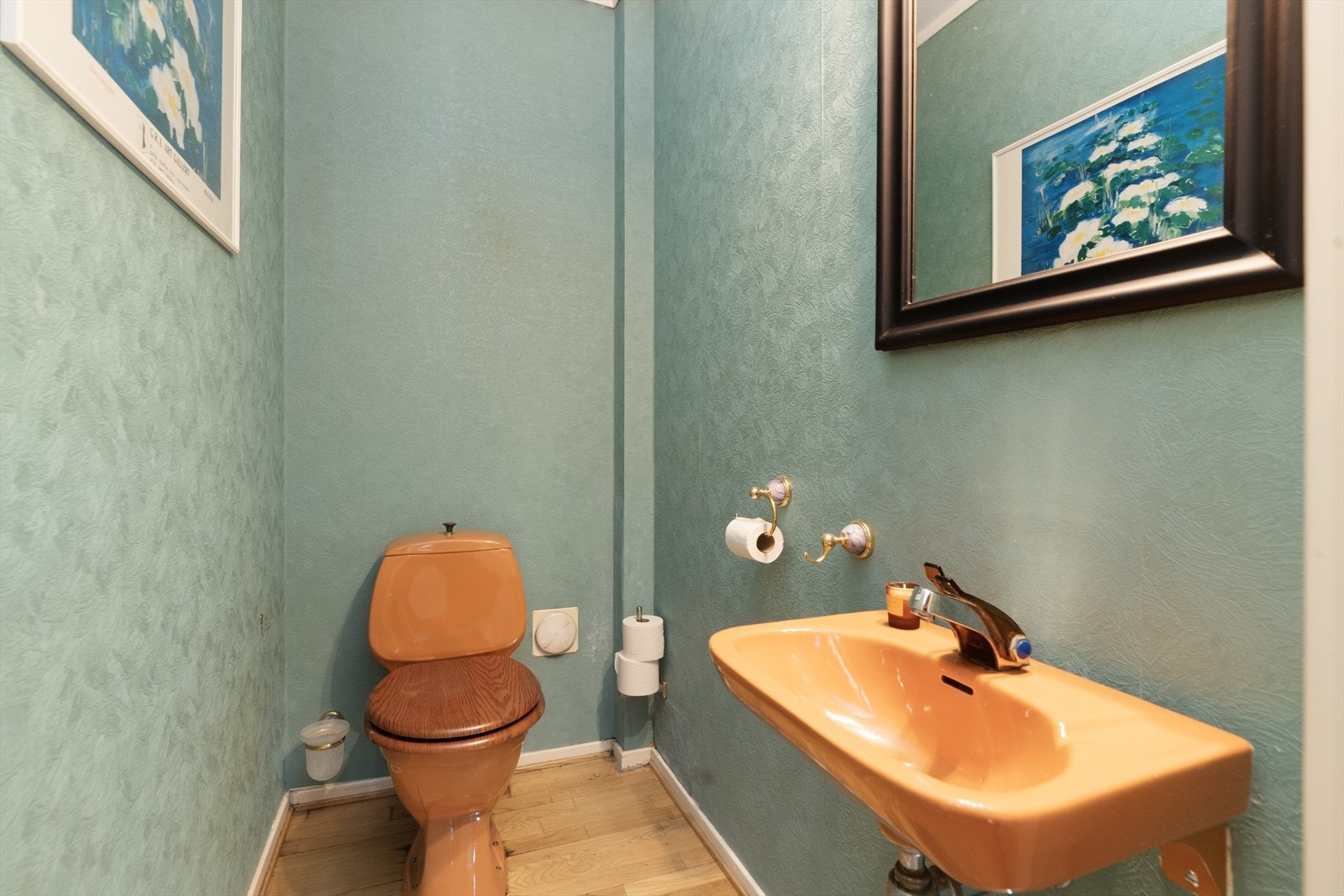 Toalettrommet er utstyrt med toalett og servant. Galleribilde