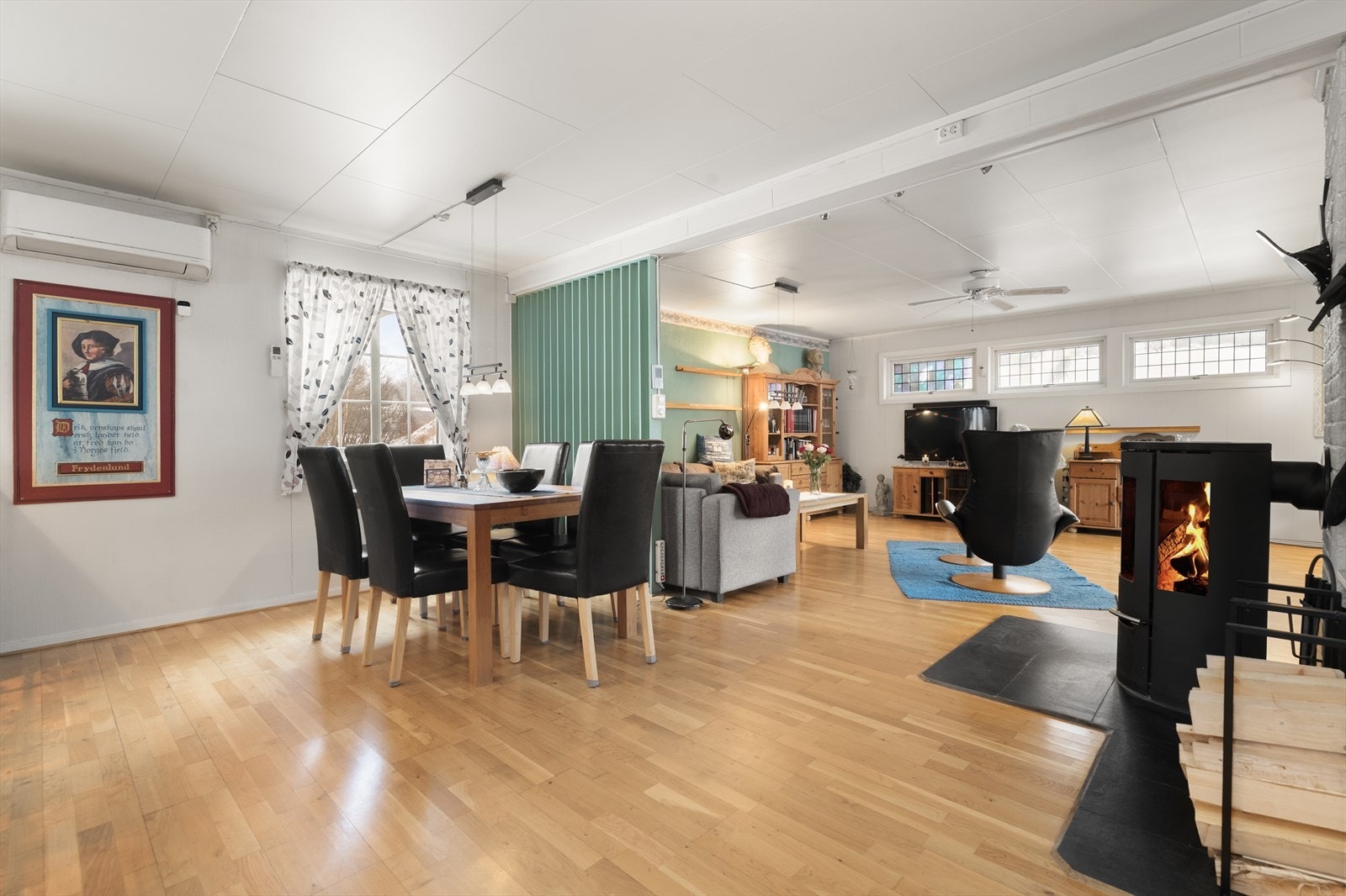 Boligen har en romslig stue med plass til både sofagruppe og spisestue. Galleribilde