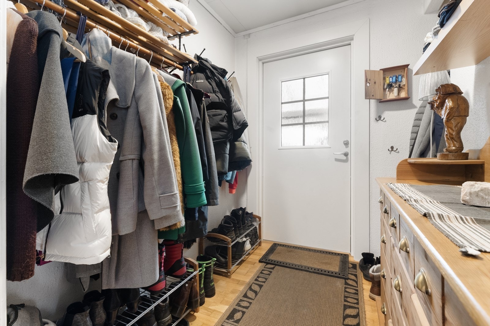 I entre er det god plass til å sette fra seg sko og henge fra seg yttertøy. Galleribilde