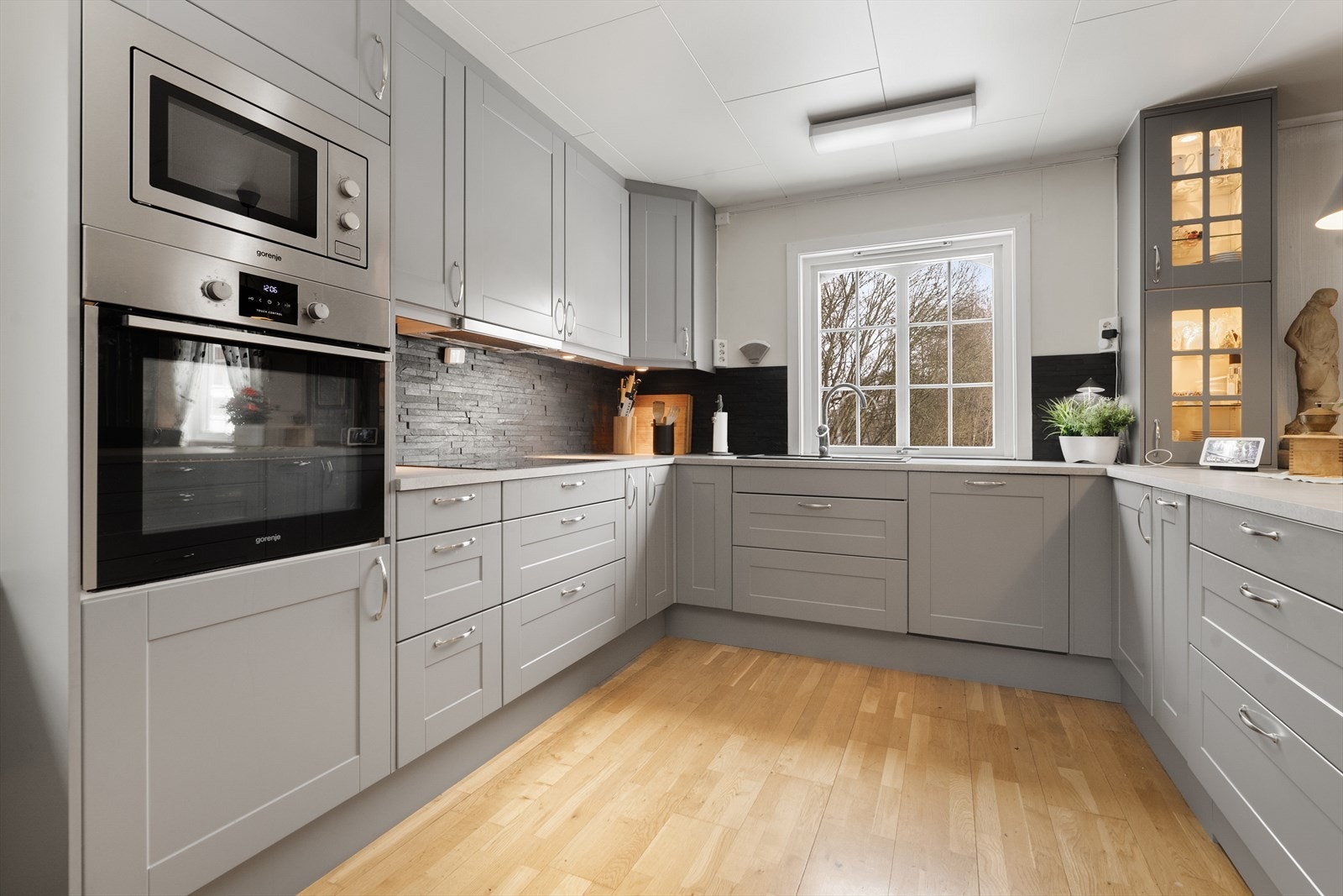 Det er integrert kjøleskap, oppvaskmaskin, platetopp, mikrobølgeovn og stekeovn. Over stekesone er det ventilator med avtrekk ut. Galleribilde