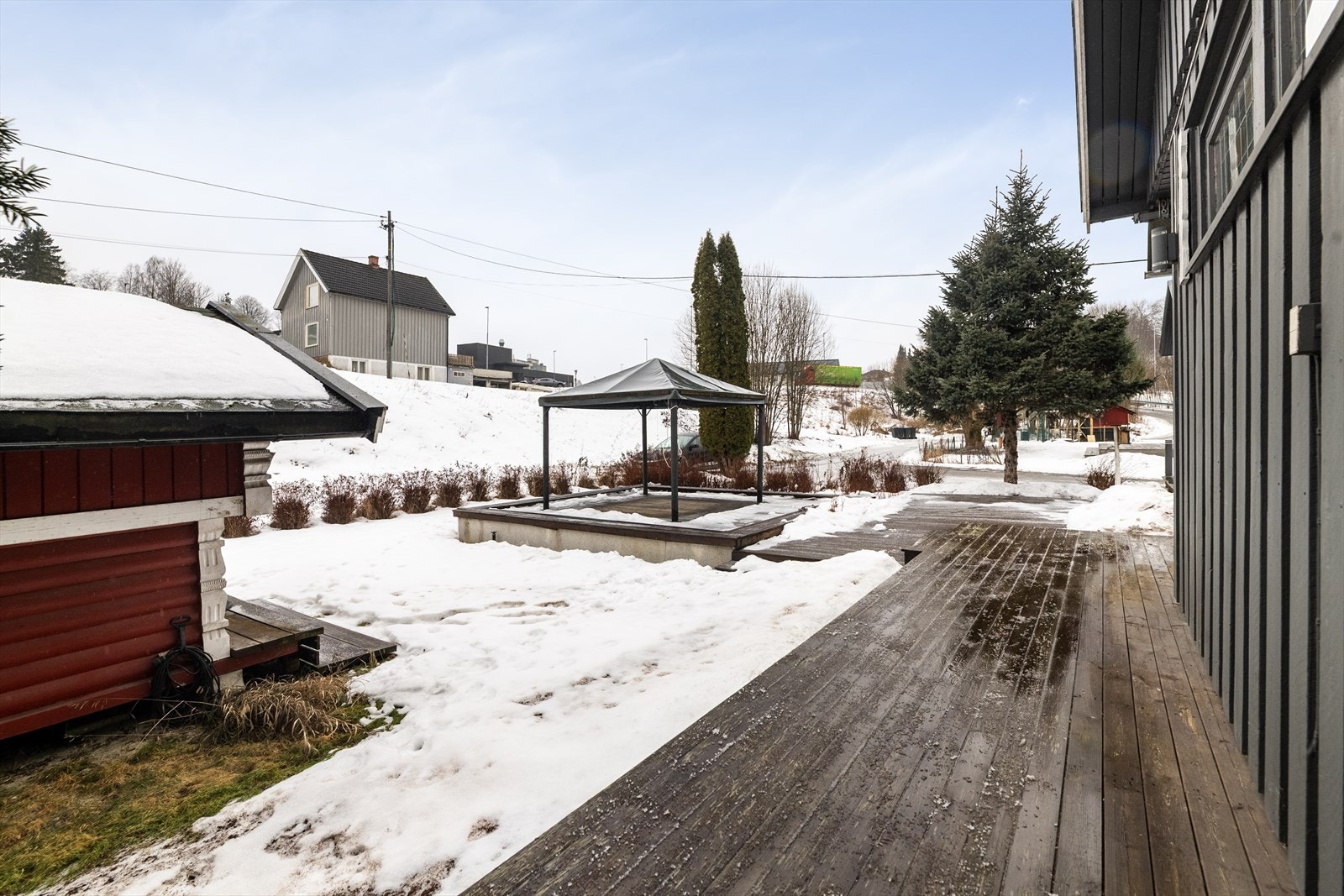 Boligen har store, solrike terrasseområder hvor solen kan nytes i fred og ro til sommeren. I tillegg er det oppført et koselig stabbur på eiendommen. Galleribilde