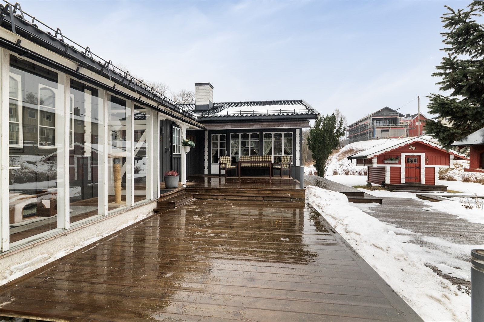 Fra stuen er det utgang til stor terrasse med god plass til utemøbler og grill. Terrassen har montert markise for solskjerming ved behov. Galleribilde