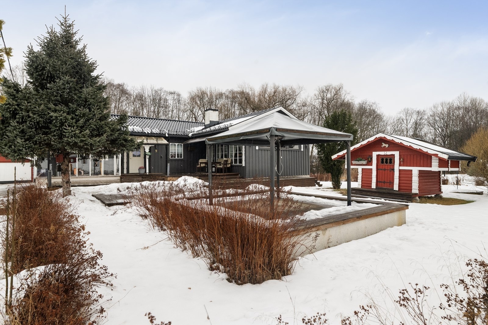 Innglasset uteplass og takoverbygg ved inngangspartiet, takoverbygg over kjellerinngang, terrasse ved utgang vaskerom, paviljong i hagen og stabbur er oppført uten at dette er søkt om og uten at eventuell nødvendig godkjennelse er gitt av kommunen. Galleribilde