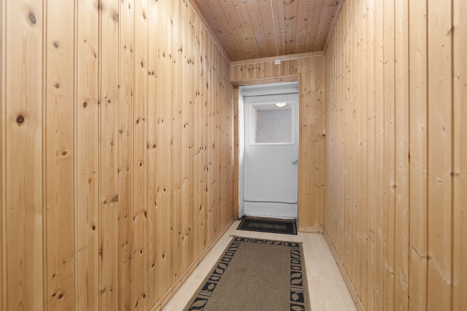 Kjeller har egen utgang. Galleribilde