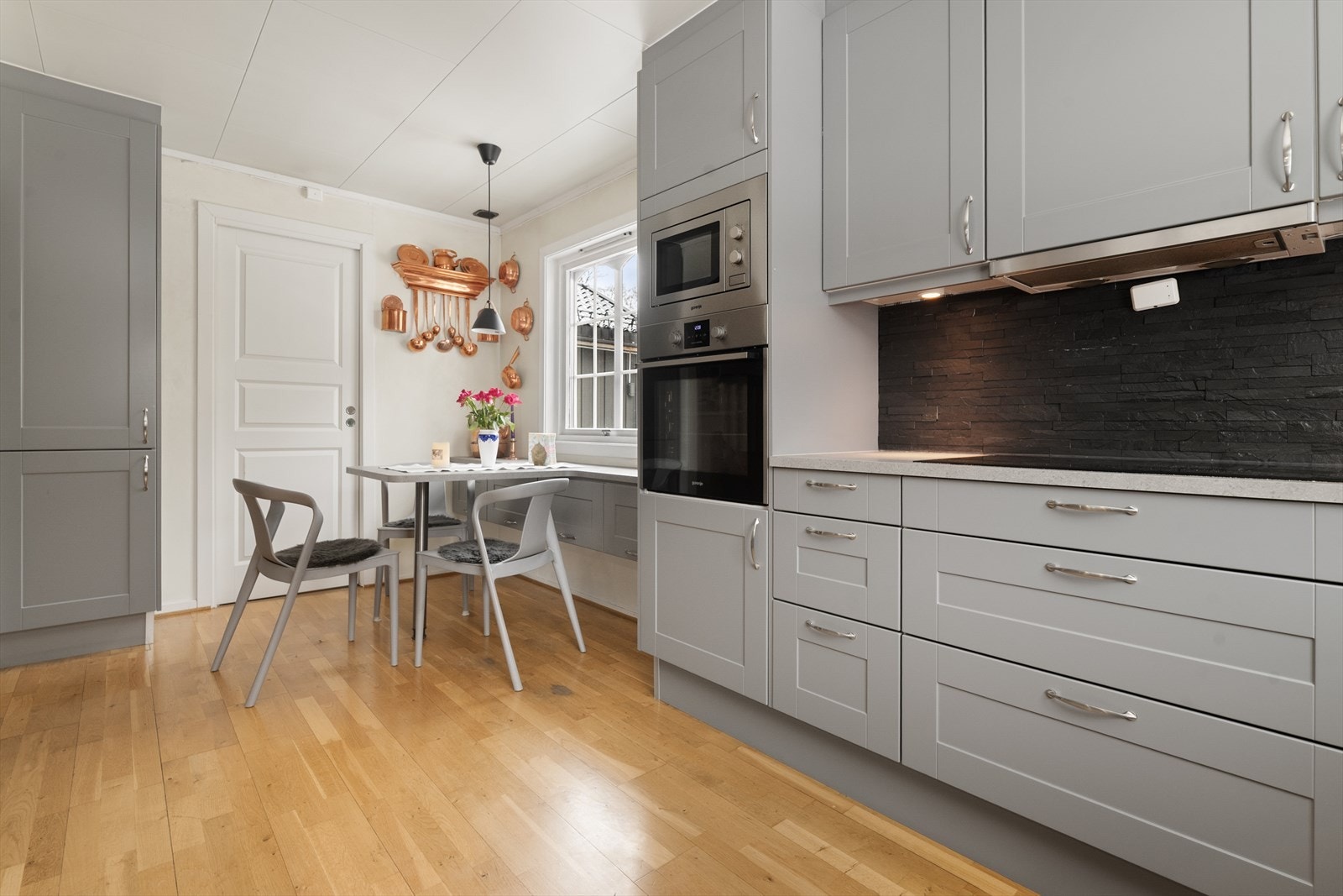 Spiseplass på kjøkken. Galleribilde