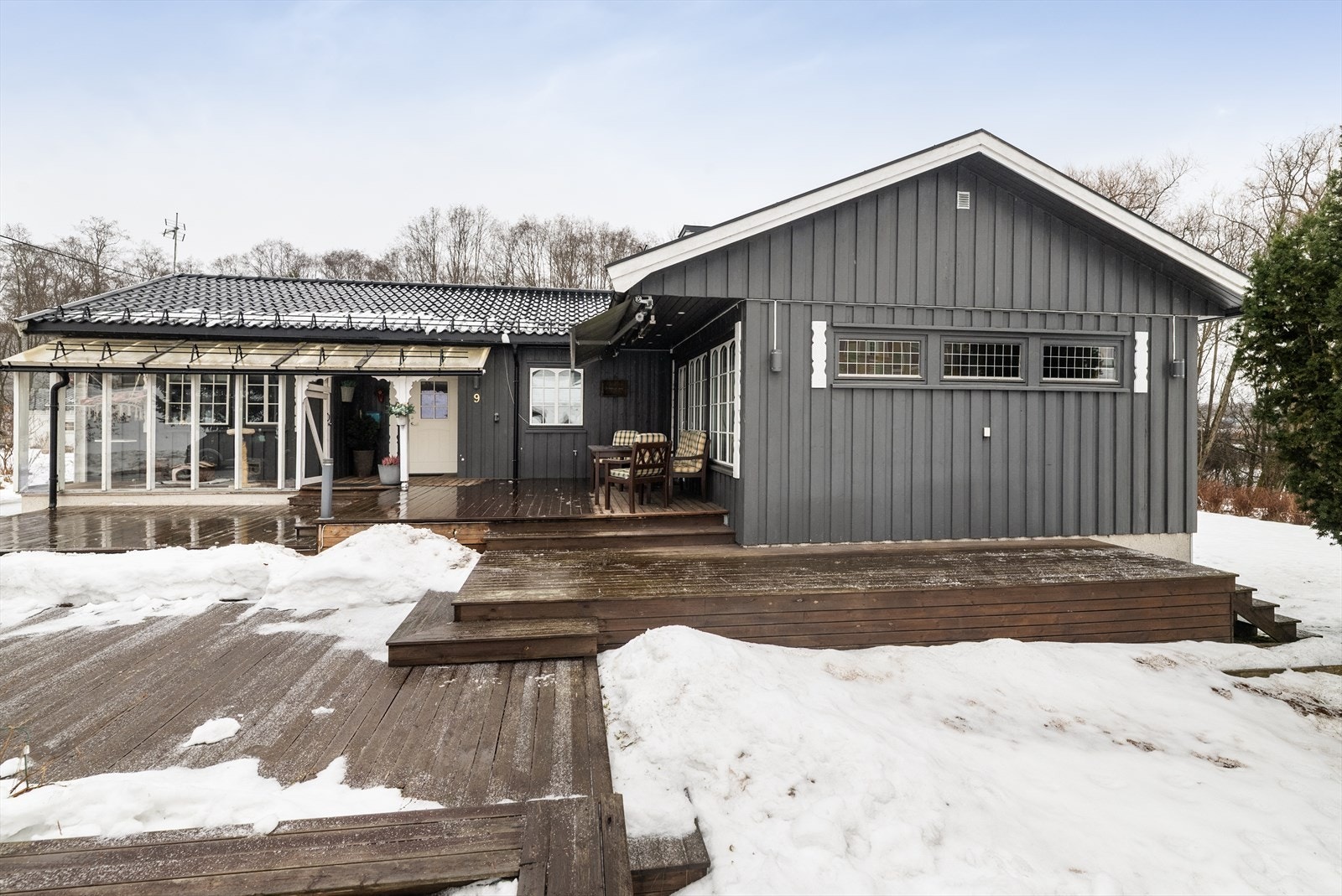 Videre er det ned til markterrasse hvor det er oppført terrasse med paviljong over tidligere basseng. Galleribilde