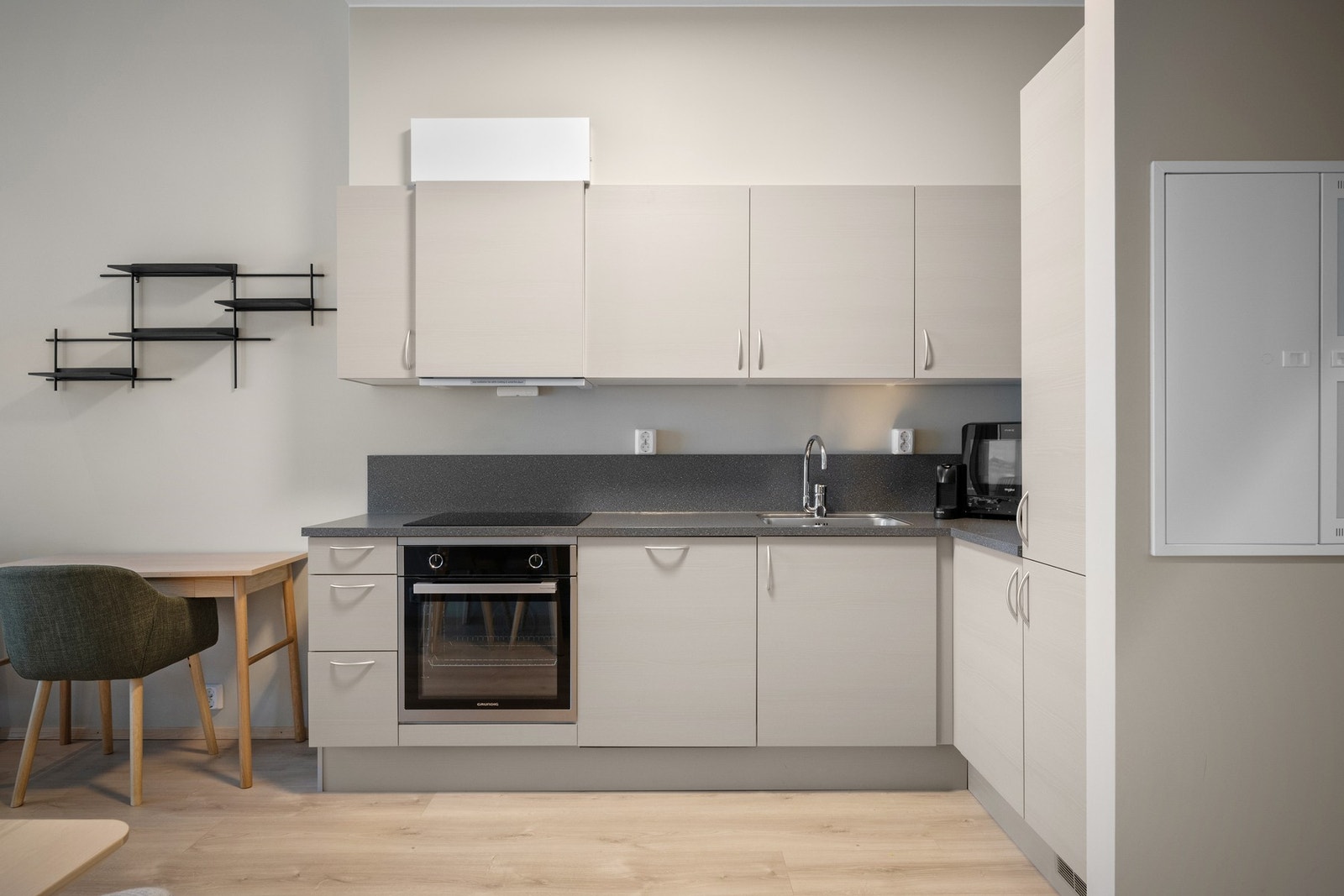 Kjøkken med integrerte hvitevarer Galleribilde