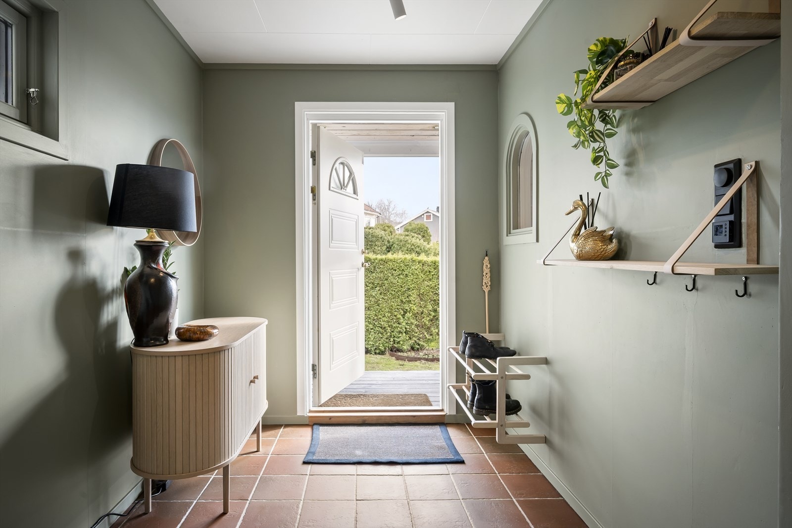 Velkommen inn til en flislagt gang malt i lekre farger! Galleribilde