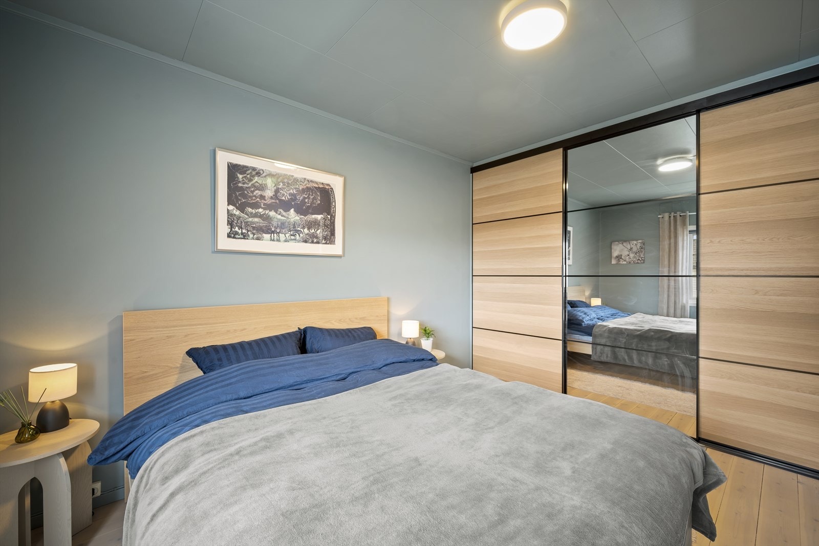 Soverommet har en flott skyvedørsgarderobe for oppbevaring! Galleribilde
