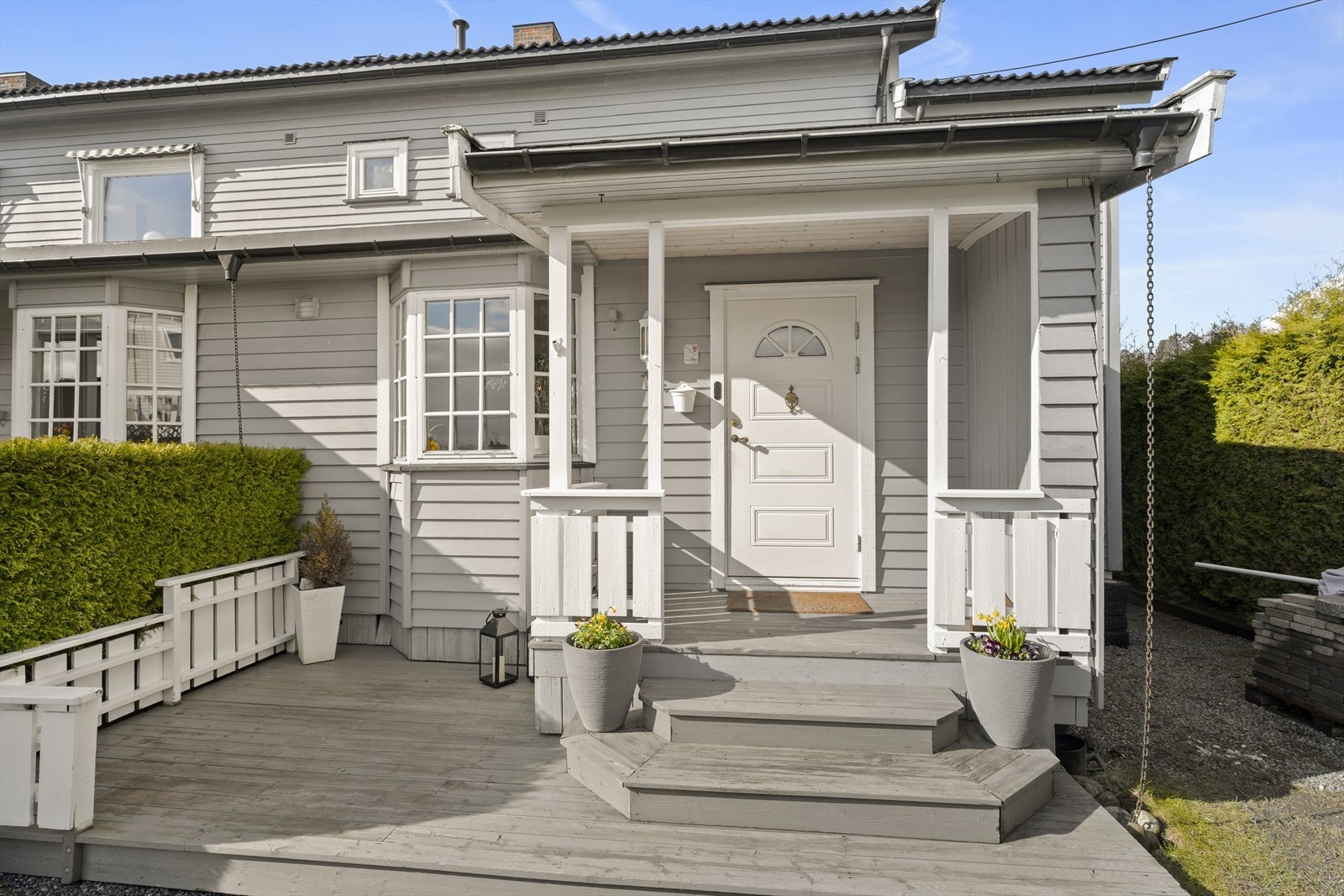 Et lekkert inngangsparti med plass til balkongsmøbler gir muligheter for morgensol på fremsiden av huset! Galleribilde