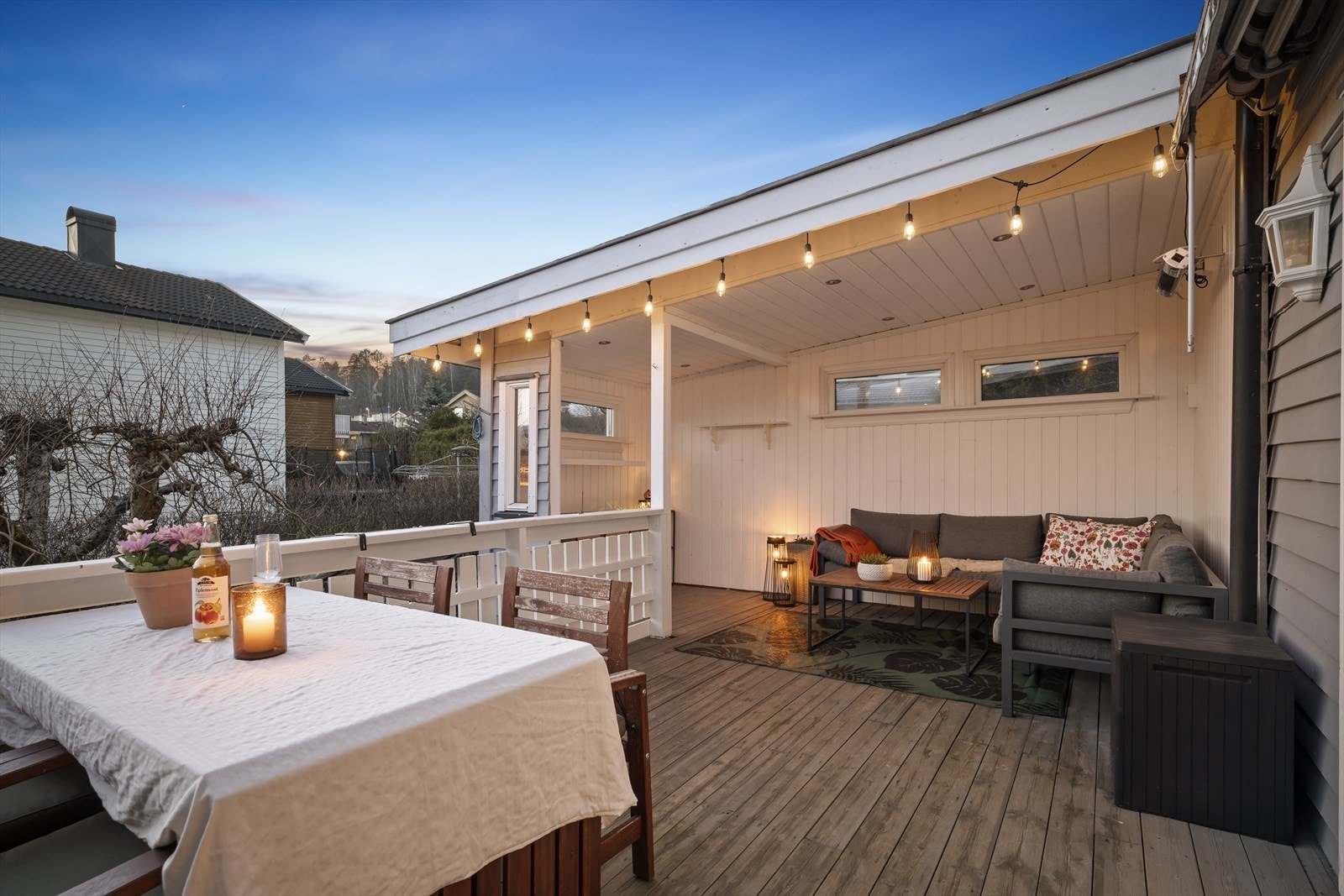 En romslig og hyggelig terrasse med delvis overbygg, perfekt for uteliv og avslapning i sommerhalvåret. Galleribilde