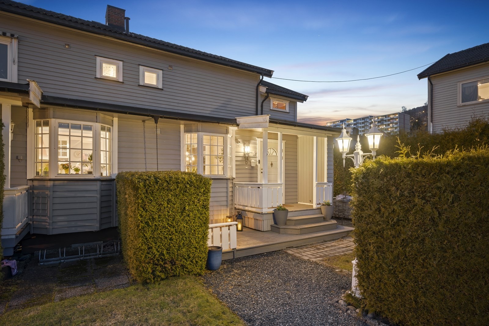 Pent opparbeidet inngangsparti med bla. utelamper, trapp, platting, belegningsstein og prydbusker som ønsker deg varmt velkommen hjem! Galleribilde