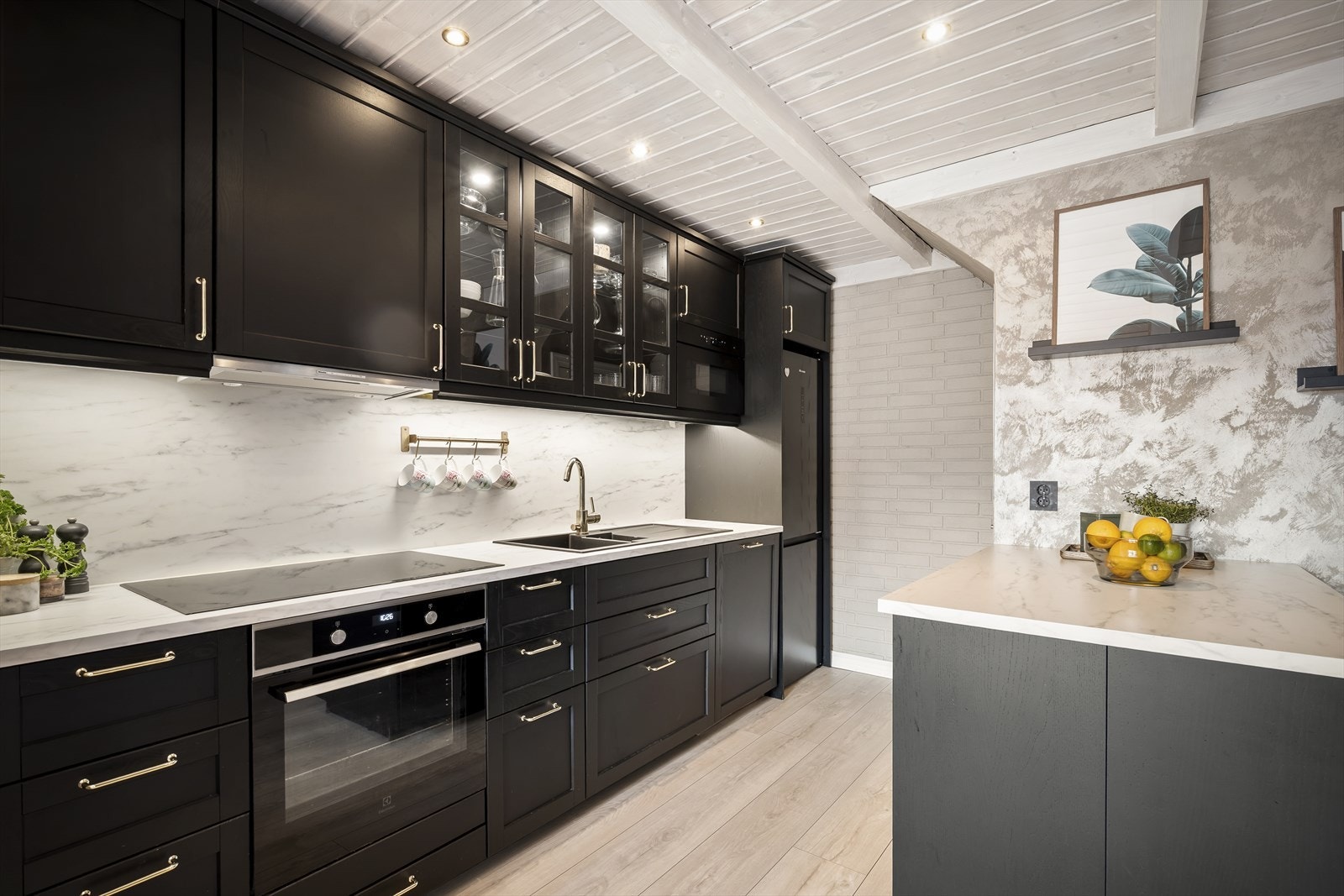 Kjøkkenet fremstår moderne og eksklusivt med spotter i himling og innredning fra IKEA (2019) Galleribilde