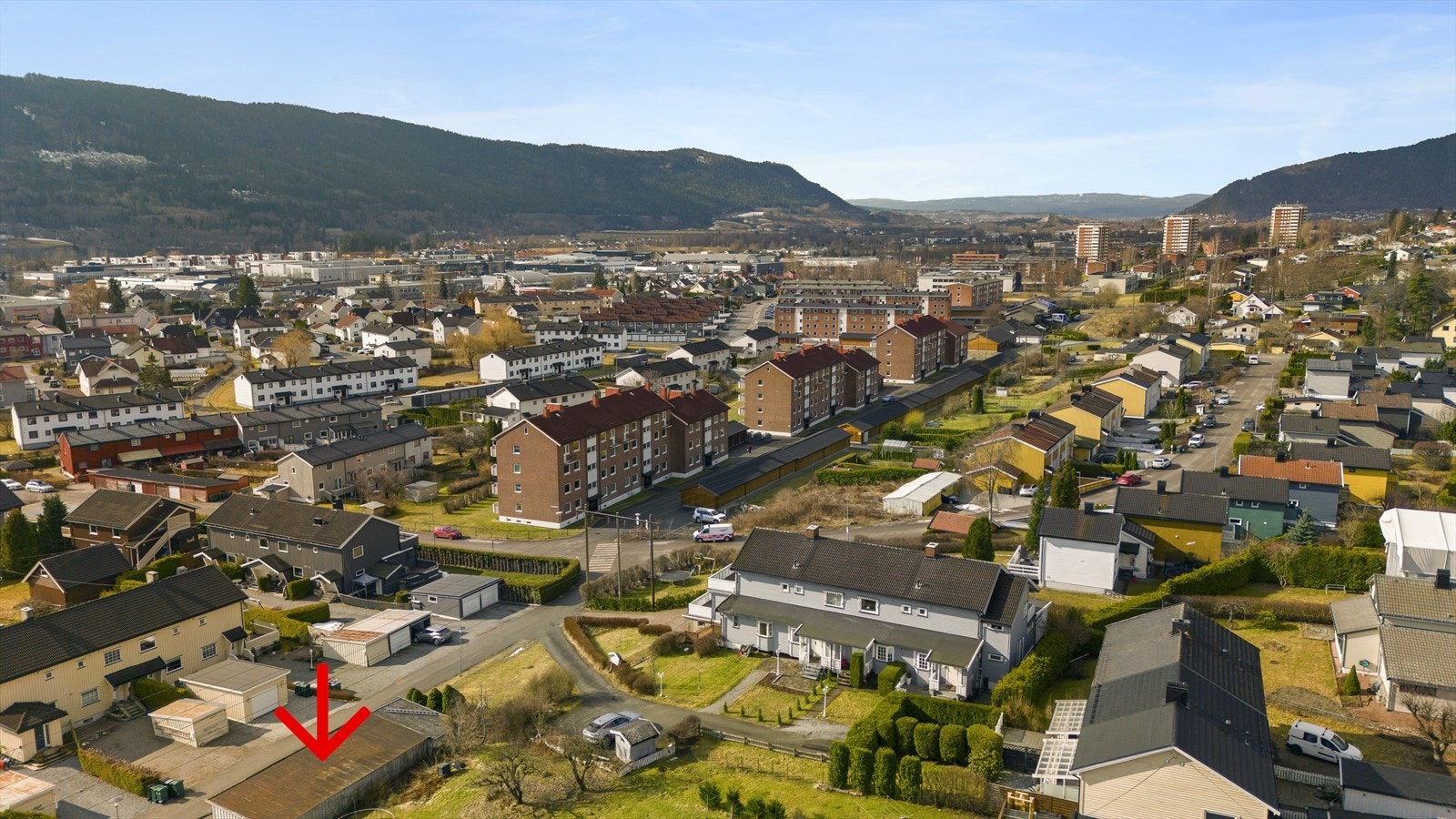Boligen disponerer to garasjeplasser i garasjerekken nederst til venstre i bildet. Galleribilde