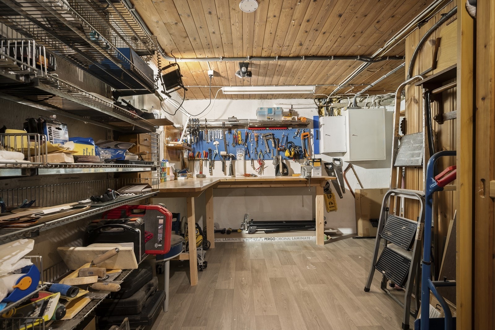 I underetasjen finner en også et praktisk hobbyrom / verksted for det nevenyttige! Galleribilde