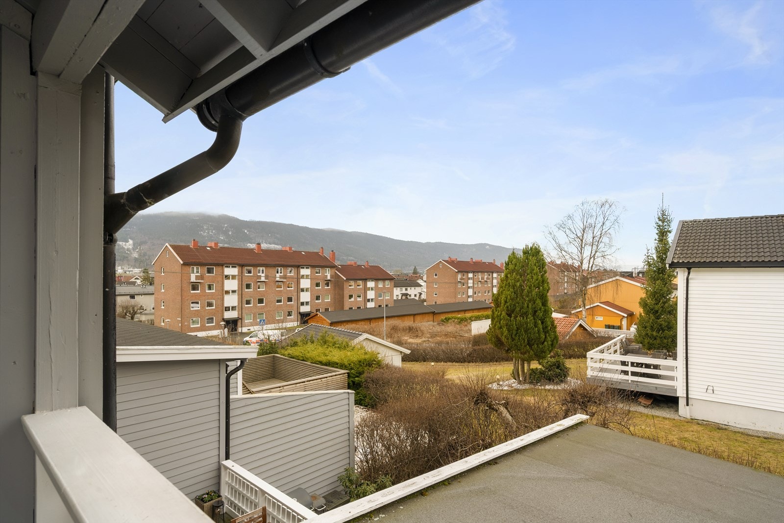 Fra balkongen er det hyggelig utsikt utover nabolaget! Galleribilde