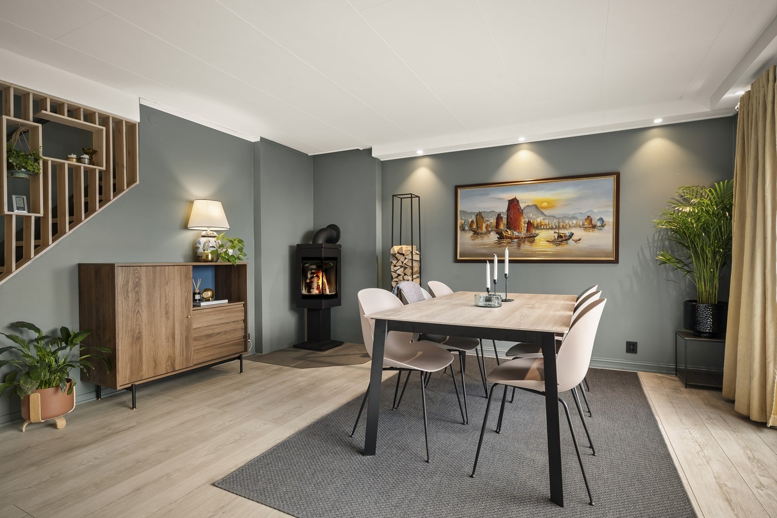 Her er det god plass til spisestuemøbler som innbyr til hyggelige måltider og sosialt samvær! Galleribilde