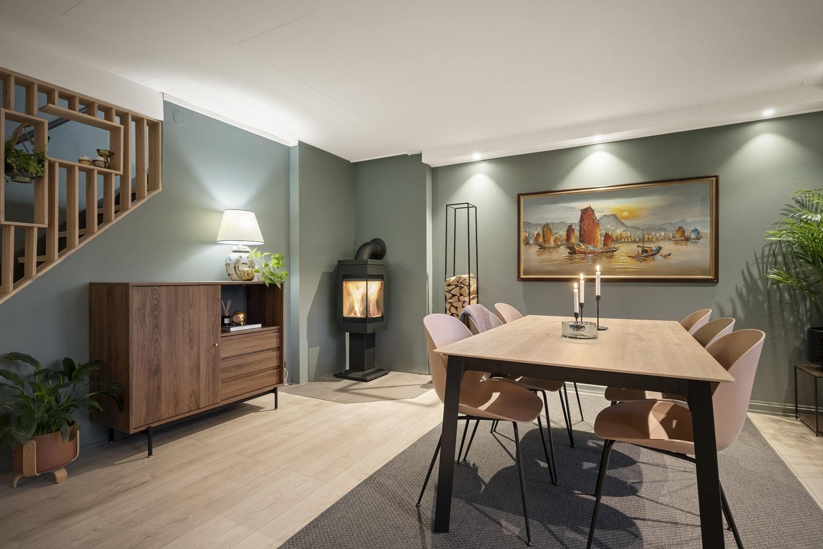 Lekre detaljer i trapp samt spotbelysning i himling Galleribilde