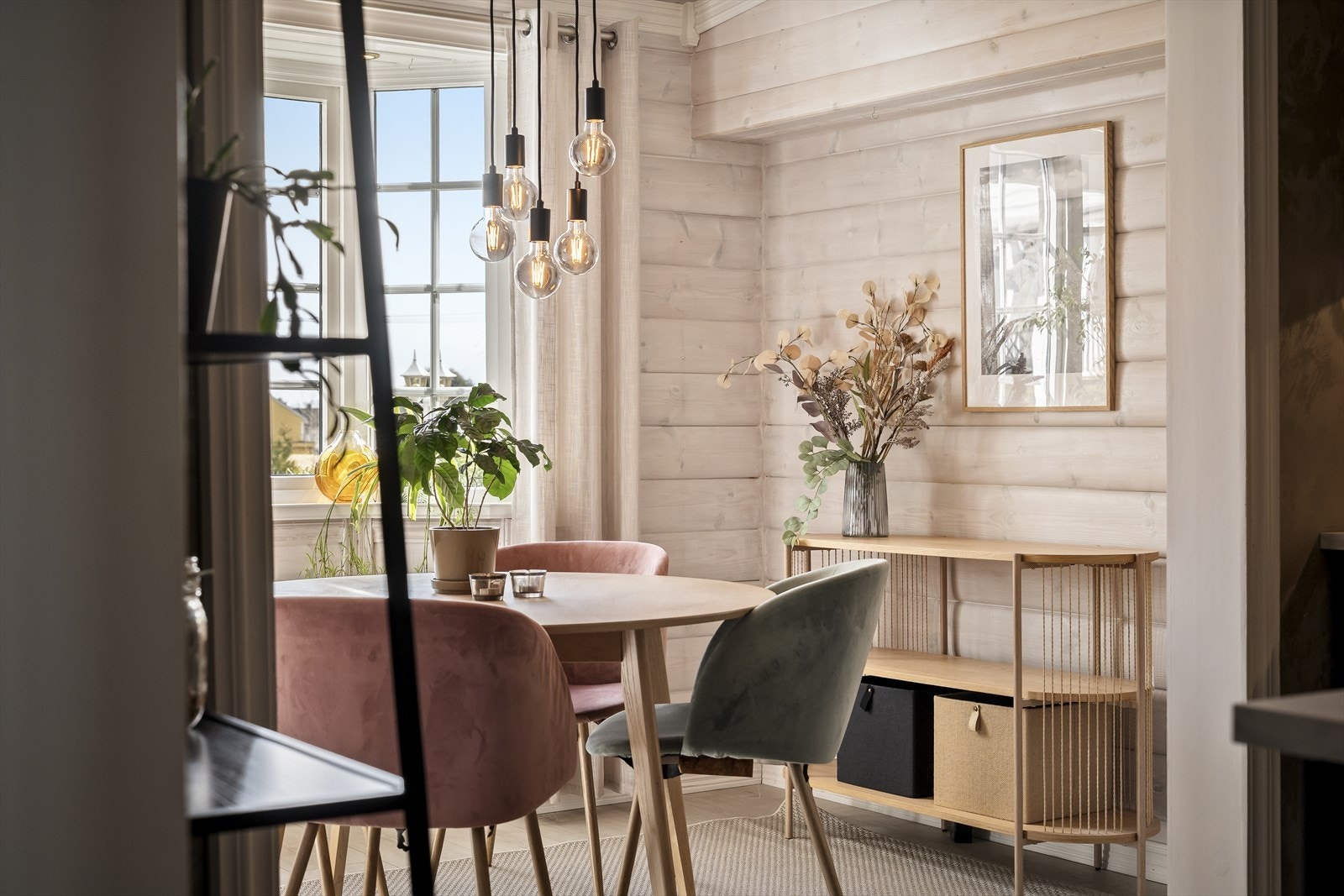 Store vinduer slipper inn rikelig med naturlig lys. Galleribilde