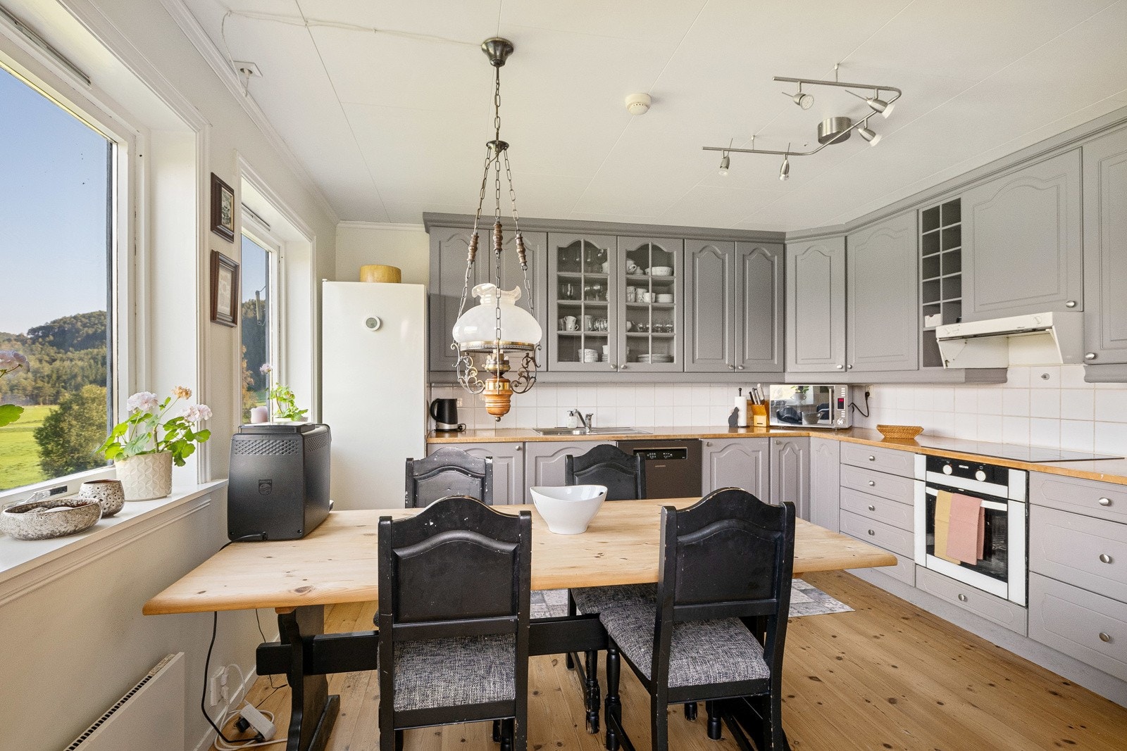 Kjøkken har god skap- og benkeplass Galleribilde