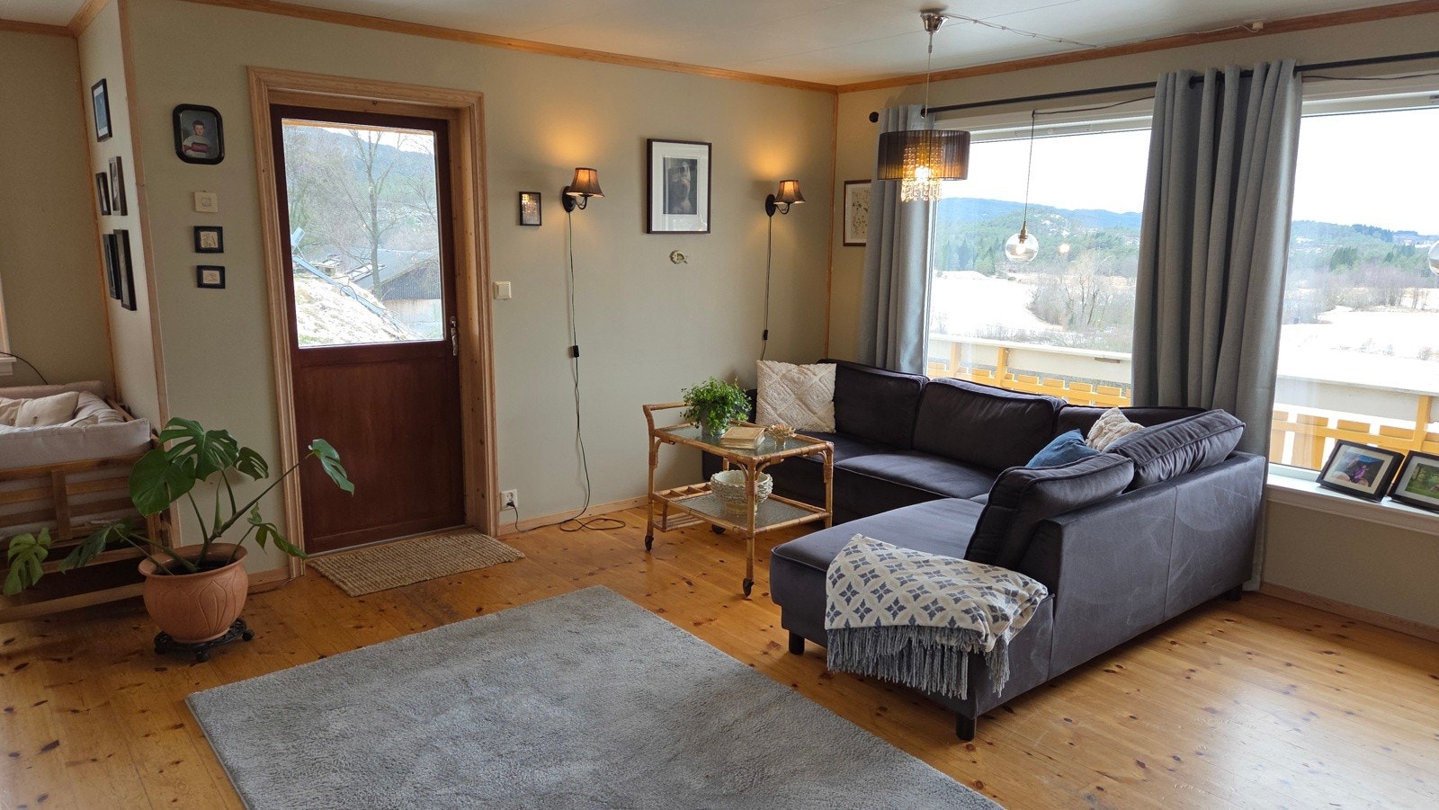 Direkte utgang til terrasse og hage fra stue Galleribilde