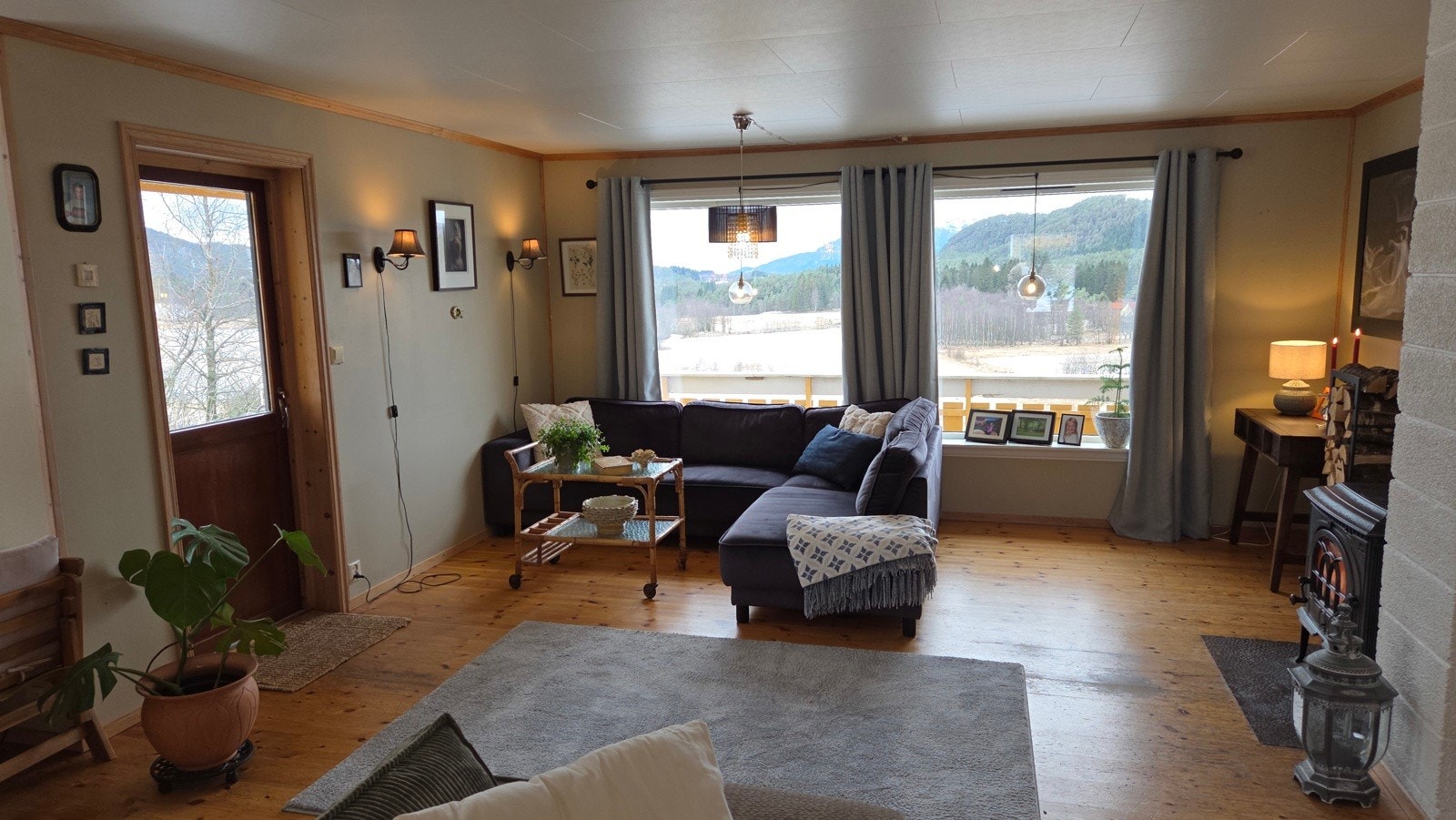 Forutenom varmepumpe er det også vedovn i stuen. Galleribilde