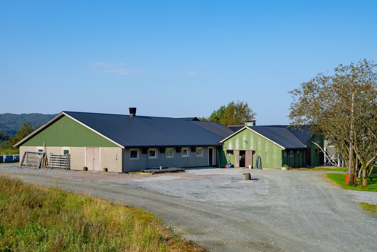 Driftsbygning med inngangsparti fra tunet Galleribilde