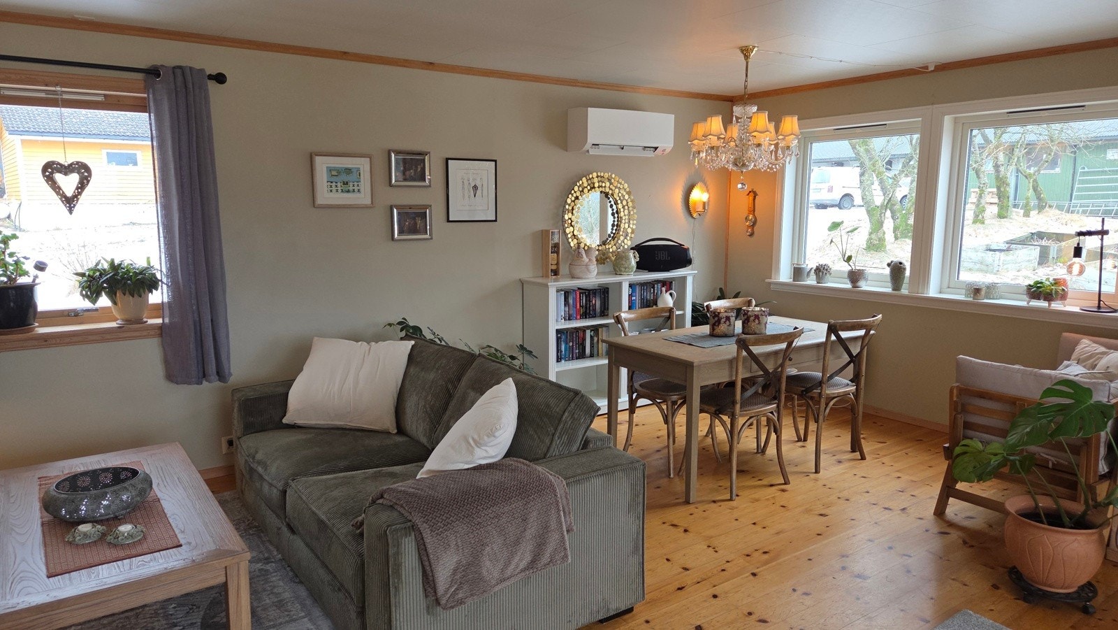 Stuen har god plass til flere sittegrupper. Ny varmepumpe innstallert 2026 Galleribilde