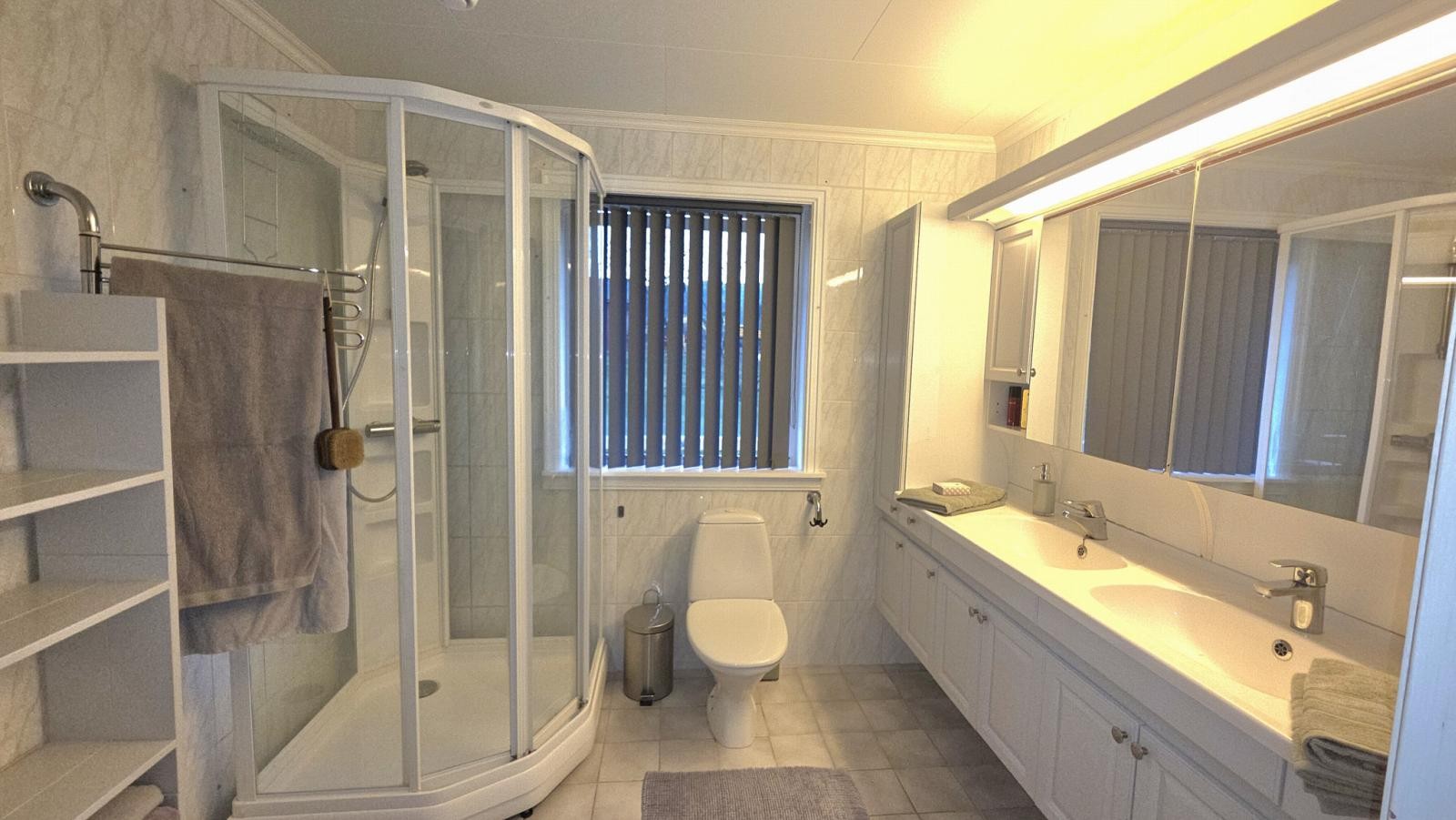 Bad med dusj/wc og dobbel vask i seksjon Galleribilde