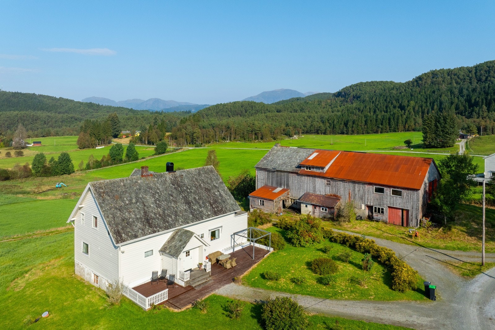 Hus 2 "kårboligen" og eldre driftsbygning opprinnelig fra 1938, med påbygg 1970 Galleribilde