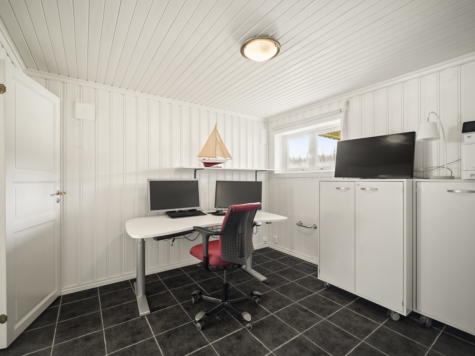 Kontor perfekt for hjemmekontor. Det er kablet internett i flere rom. Galleribilde