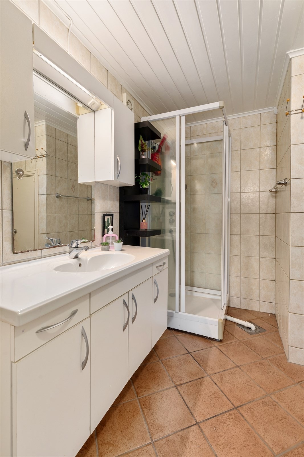 Flislagt bad med gulvvarme i u.etg / del som er utleid Galleribilde