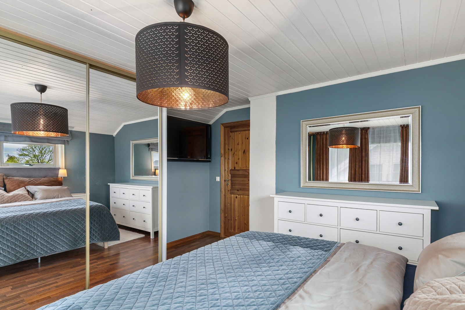 Soverom 1 med speilgarderobe ligger i 2.etg Galleribilde