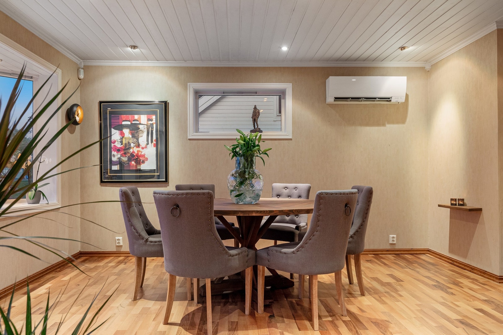 God plass til spisestue - Det er montert varmepumpe Galleribilde