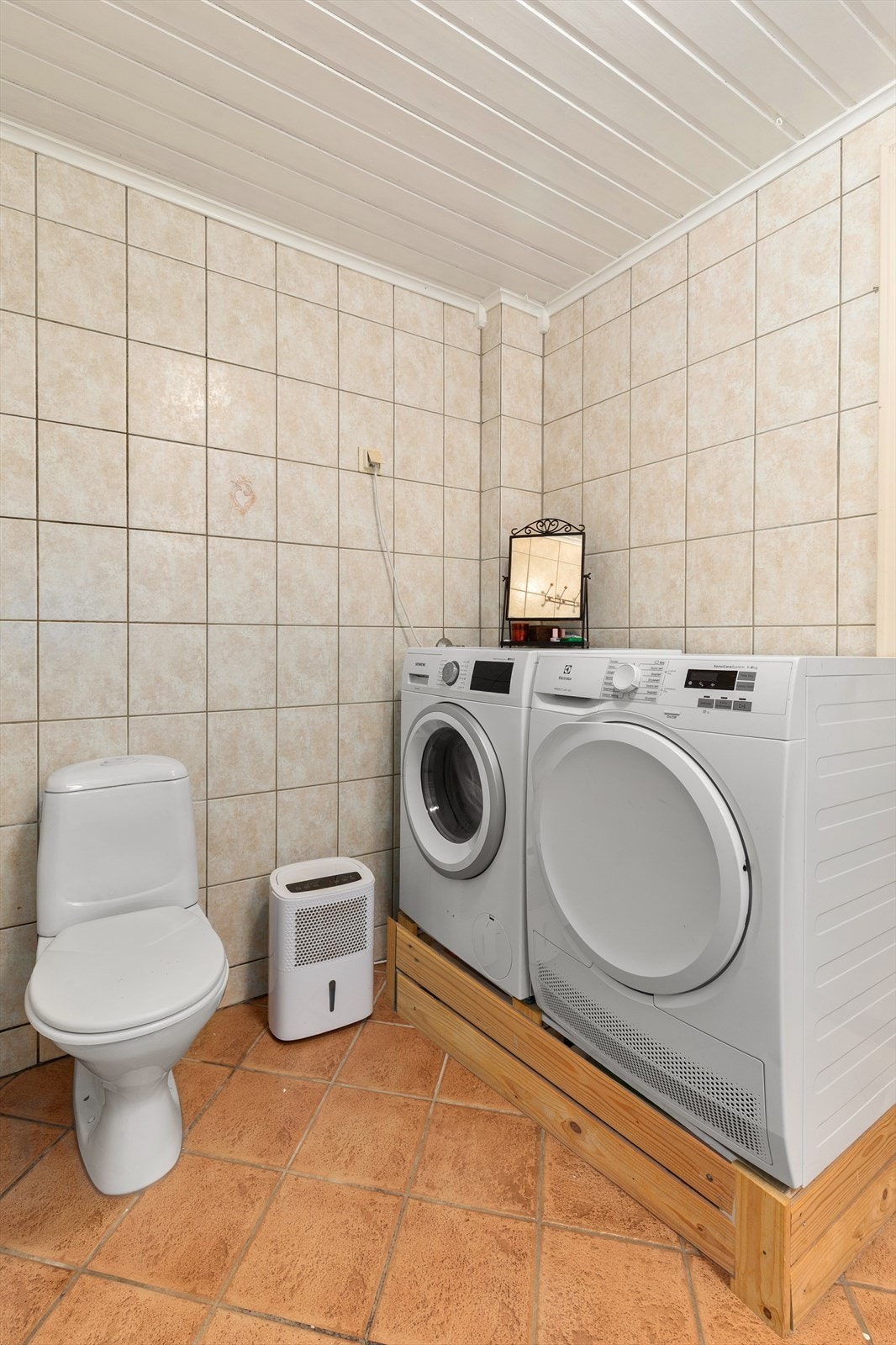 Praktisk plass til vaskemaskin og tørketrommel i u.etg/del som er utleid Galleribilde