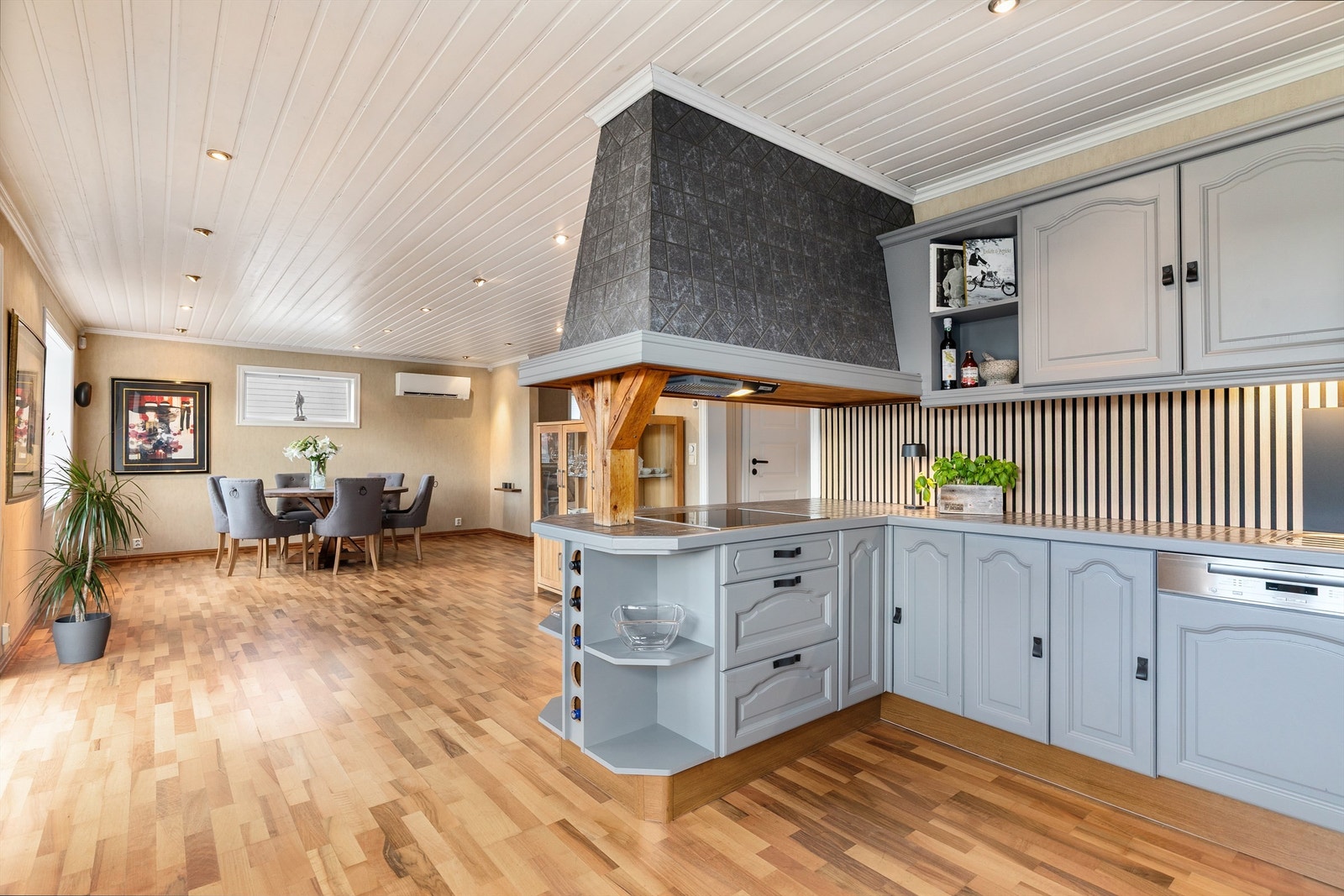 Fra kjøkken mot spisestue Galleribilde