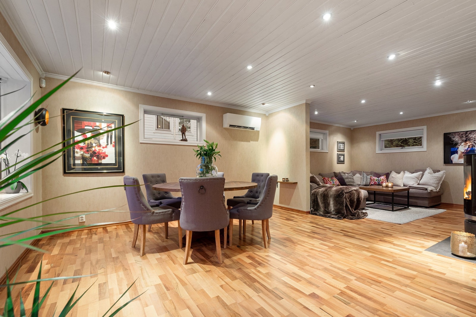 Romslig stue - Om ønskelig så kan det etableres et ekstra soverom til høyre Galleribilde