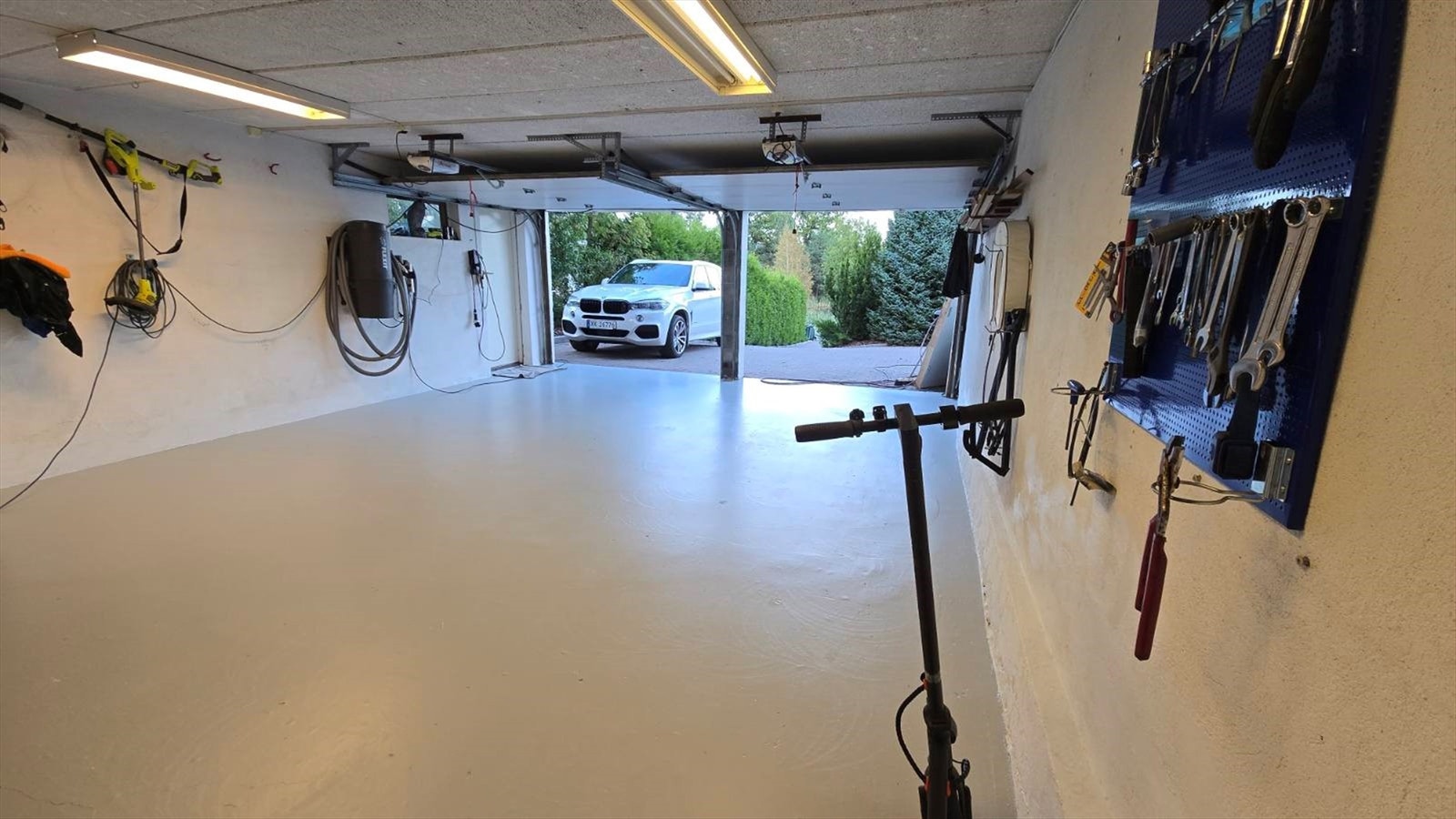 Stor garasje med plass til 2 biler og lagringsplass Galleribilde