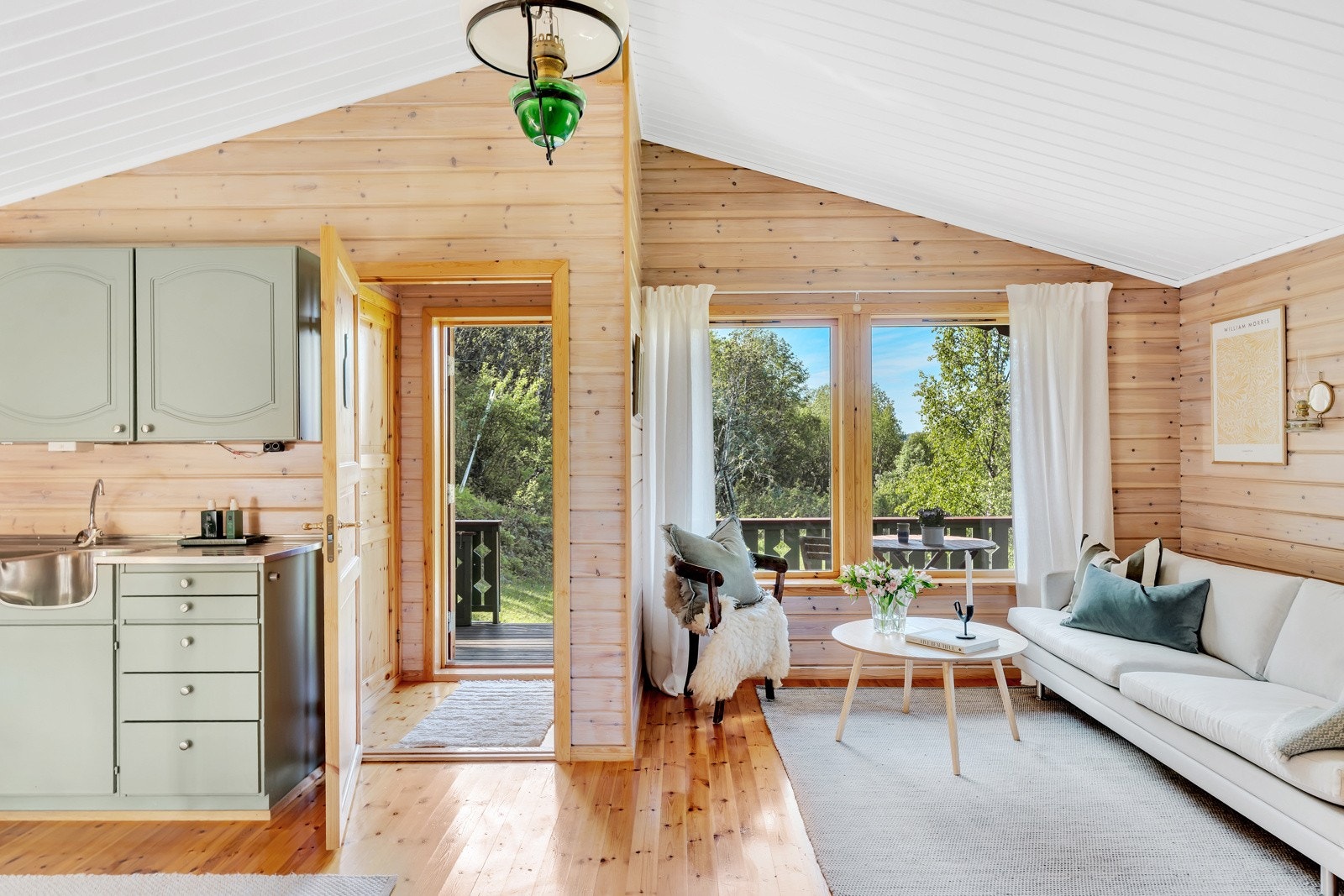 Store vindusflater som gir rikelig med naturlig lysinnslipp. Galleribilde