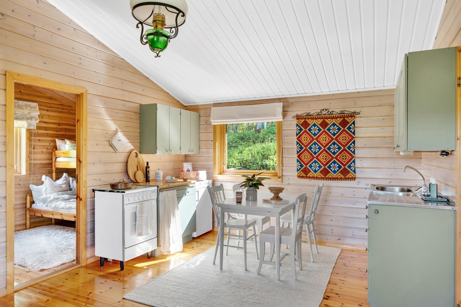 Myke, dusgrønne kjøkkenskap. Galleribilde