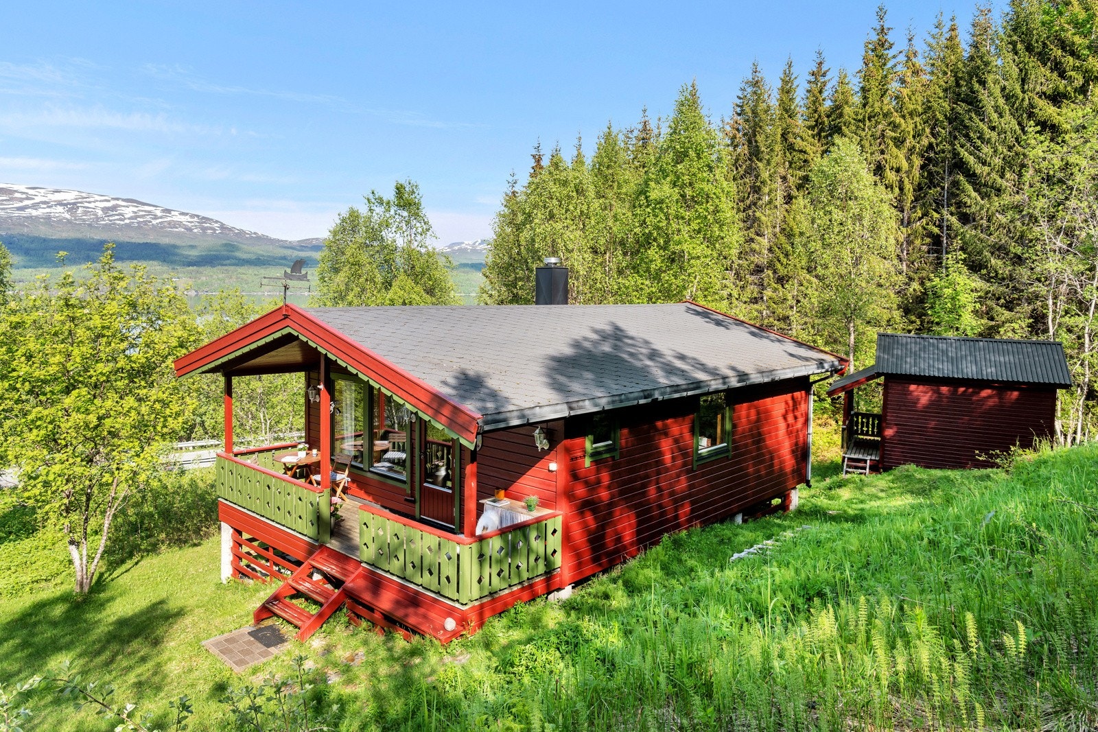 Utebod bak hytta sikrer oppbevaringsbehov. Galleribilde